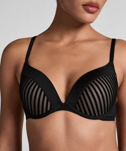 Hunkemoller_Black_Pia Padded Underwired Push-Up Bra in Different Cup Sizes_112477_Black_03