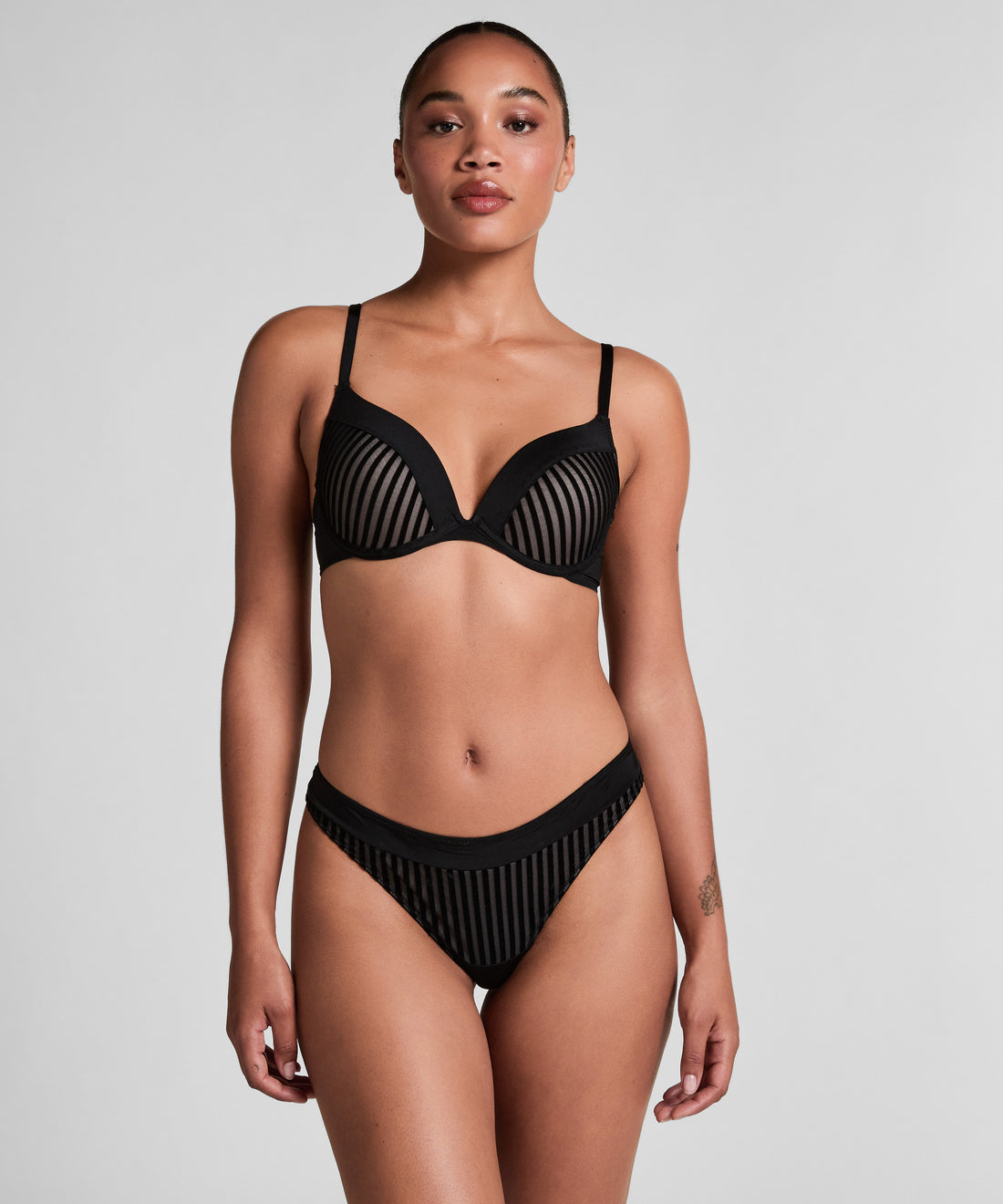 Hunkemoller_Black_Pia thong_112478_Black_02