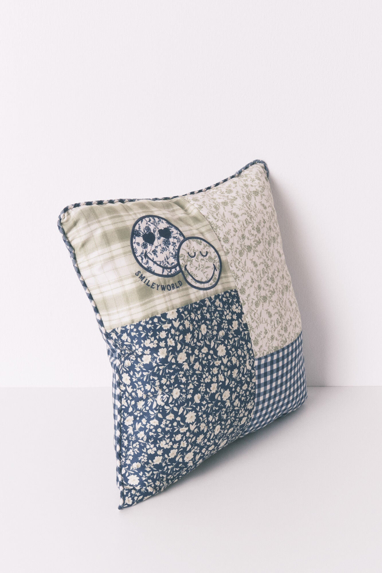 Women Secret_Multicoloured_Smileyworld¨ Multicoloured Patchwork Cushion_1372549_98_03