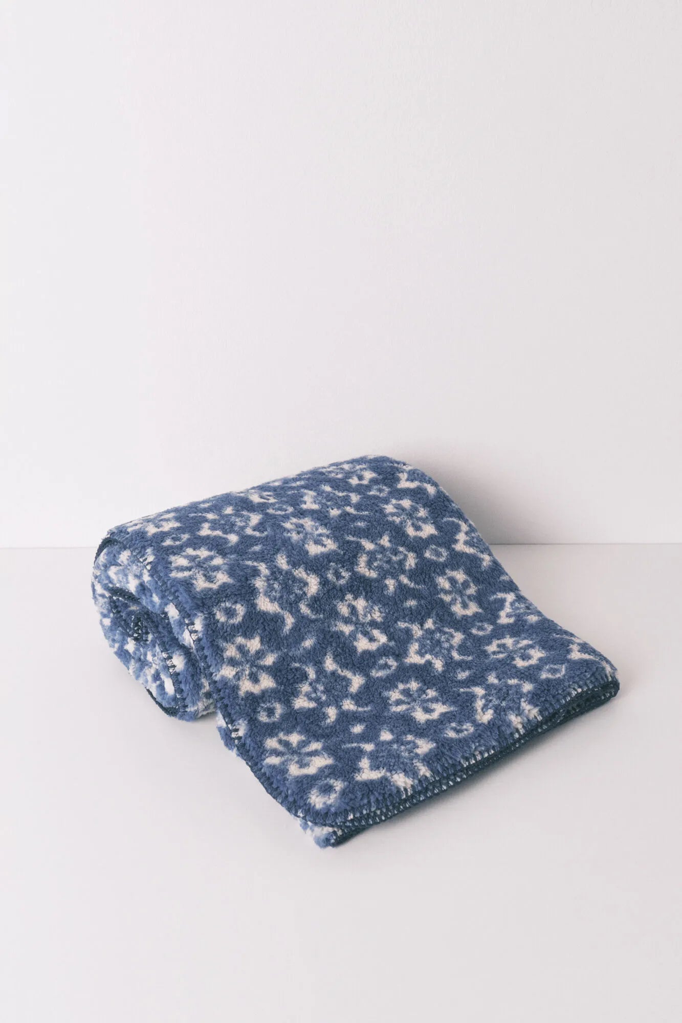 Women Secret_Blue Print_Blue Floral Print Sherpa Fleece Blanket_1372565_19_03
