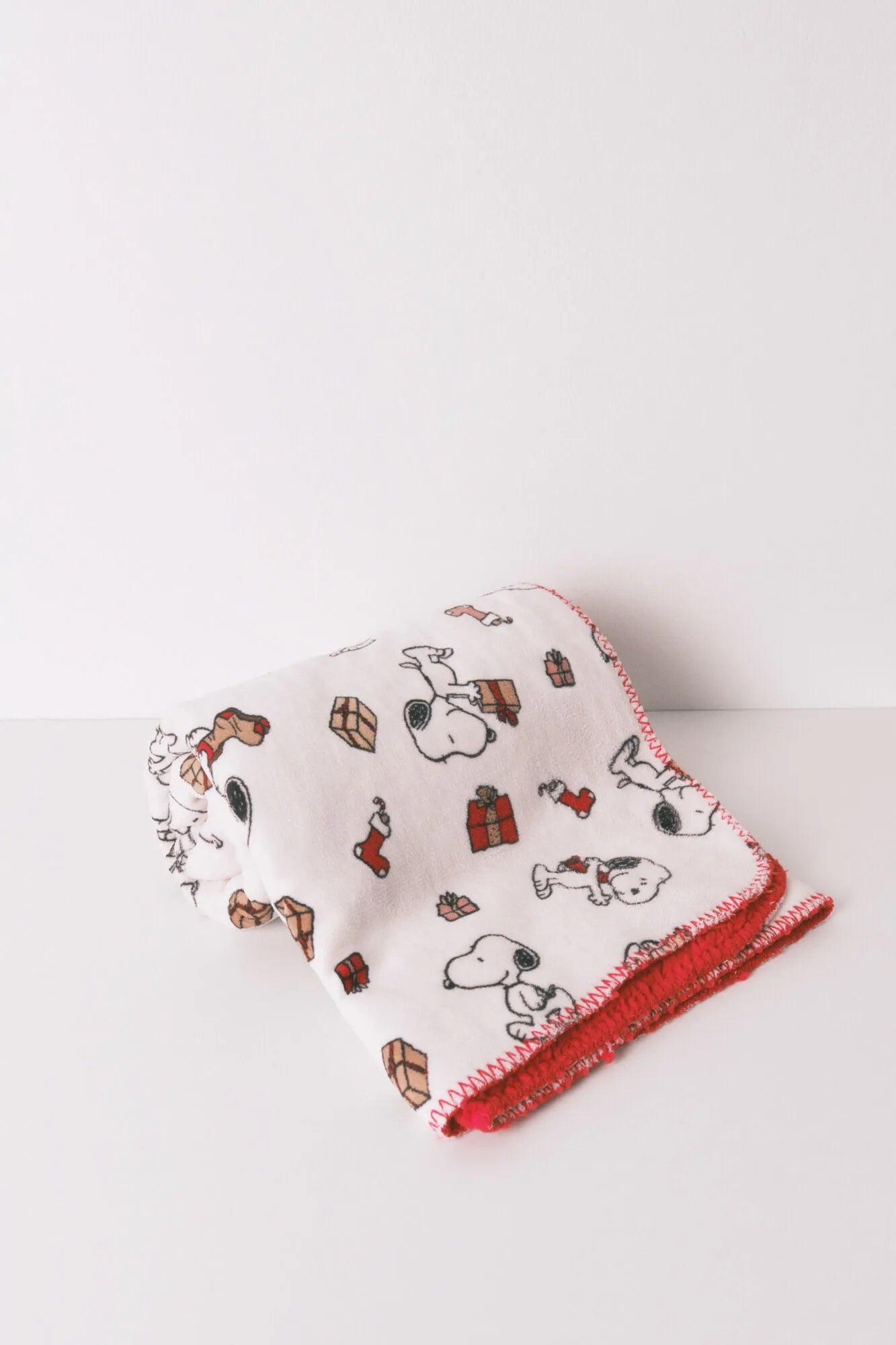 Women Secret_White Print_Super Soft Snoopy Velour Blanket_1372595_97_01