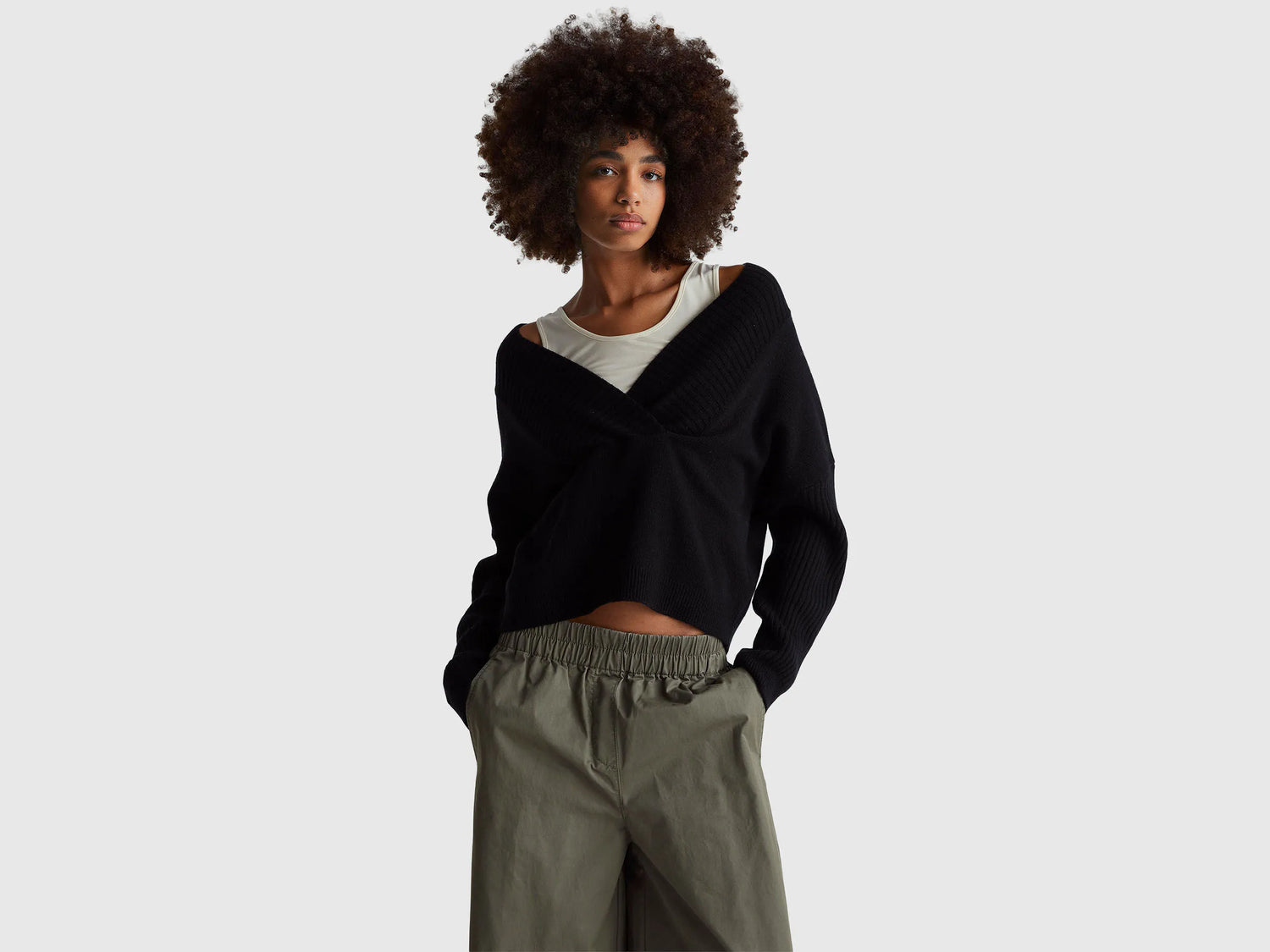 Benetton_Black_Boxy Fit Sweater with V-Neck_1444D403H_100_01