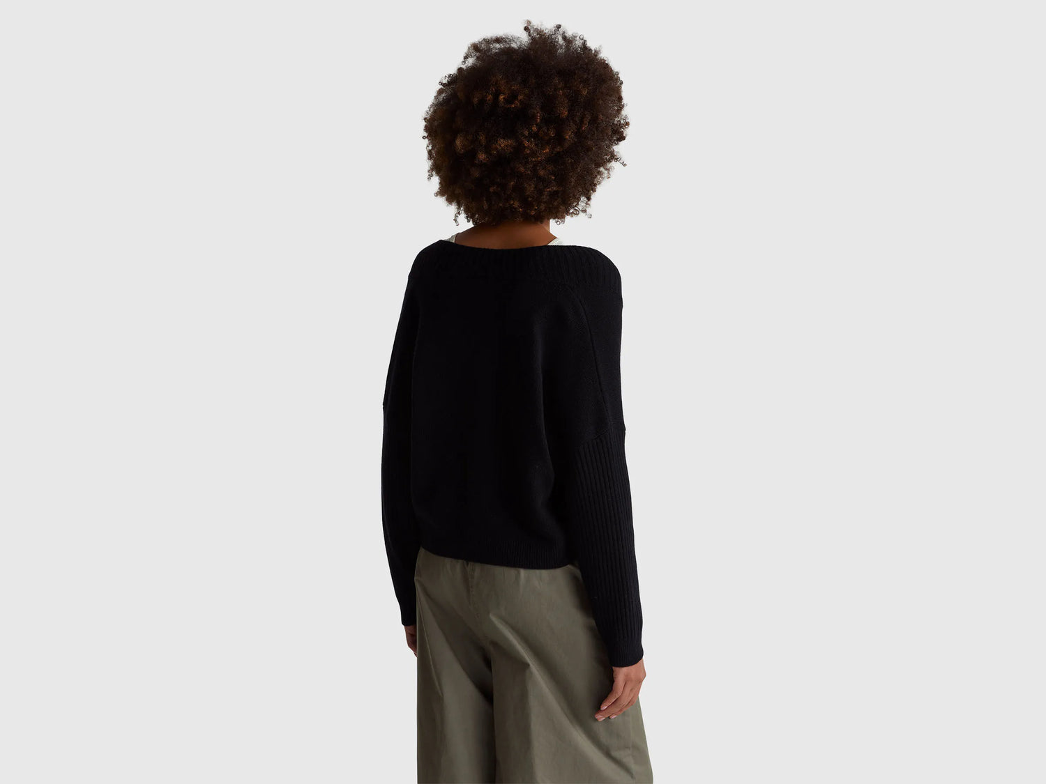 Benetton_Black_Boxy Fit Sweater with V-Neck_1444D403H_100_02