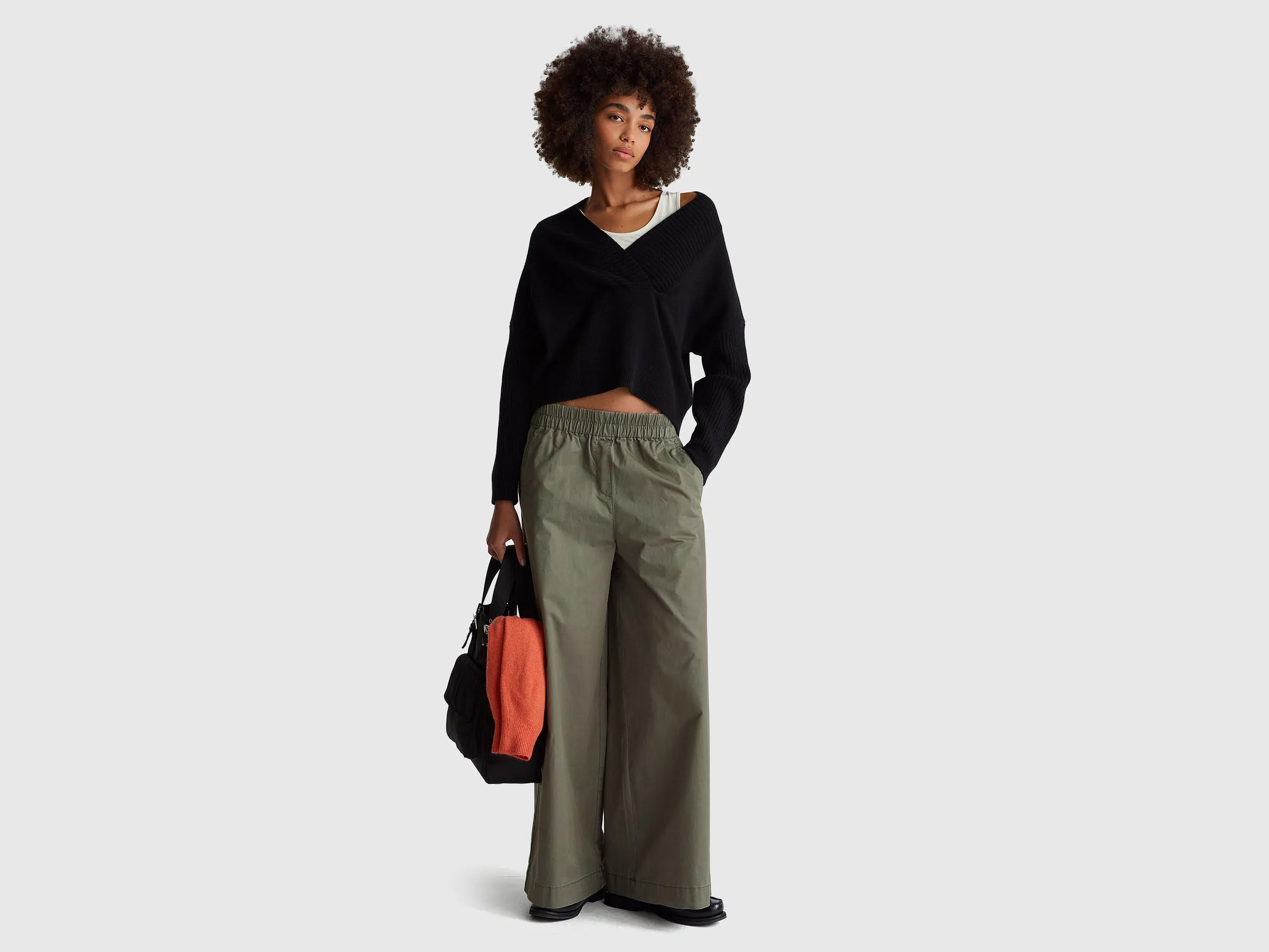 Benetton_Black_Boxy Fit Sweater with V-Neck_1444D403H_100_03