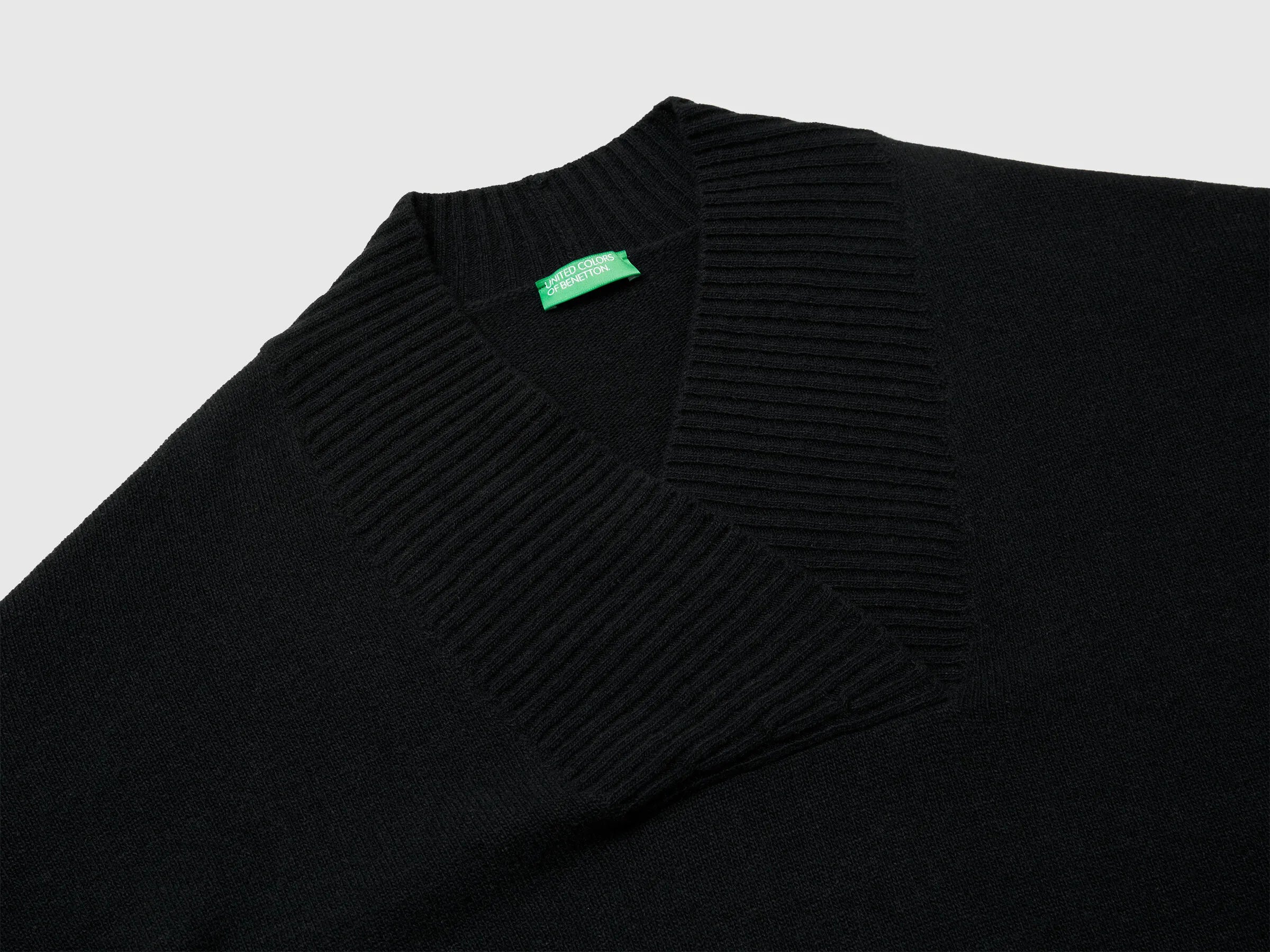 Benetton_Black_Boxy Fit Sweater with V-Neck_1444D403H_100_07