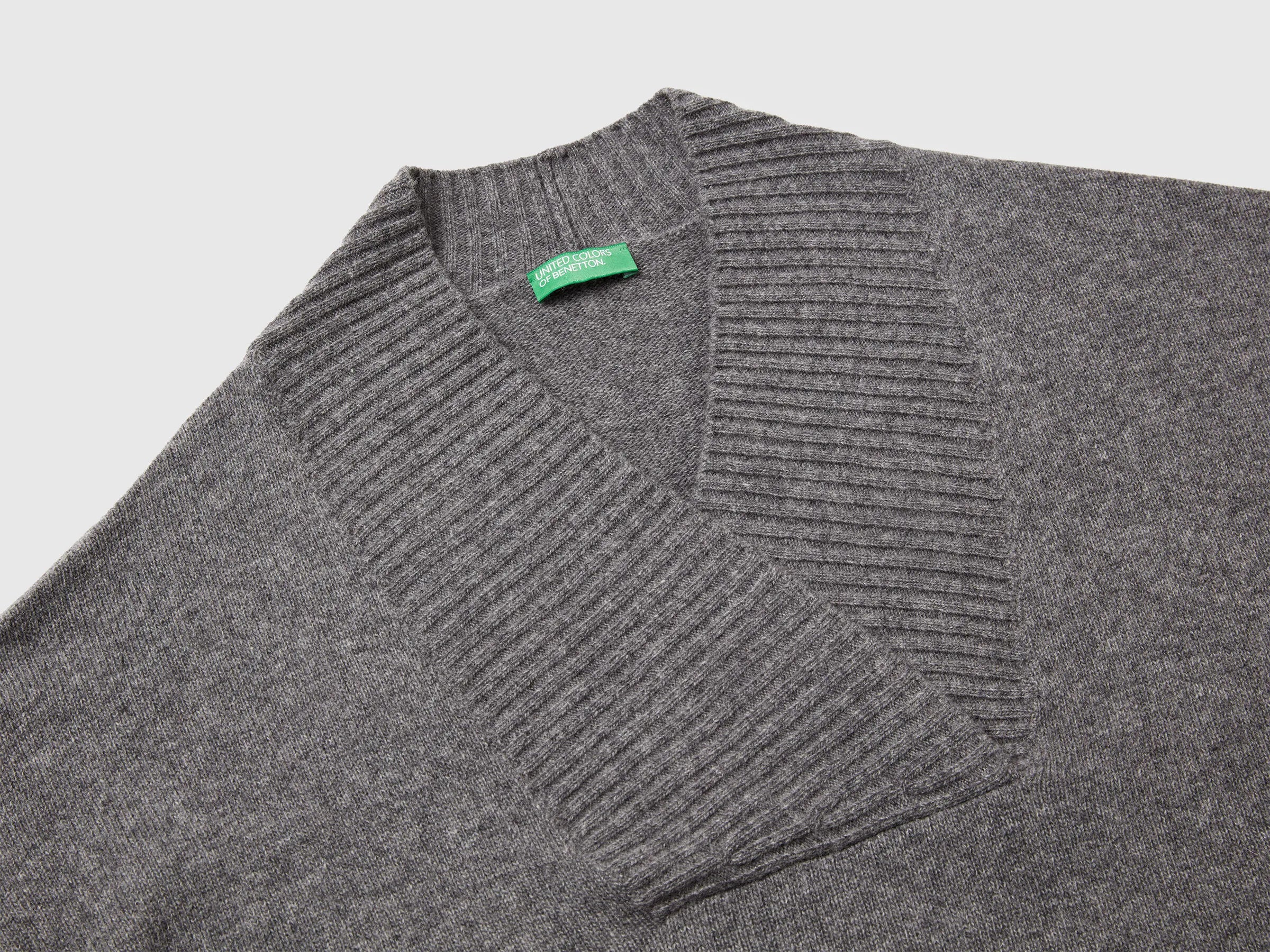 Benetton_Dark Gray_Boxy Fit Sweater with V-Neck_1444D403H_507_07