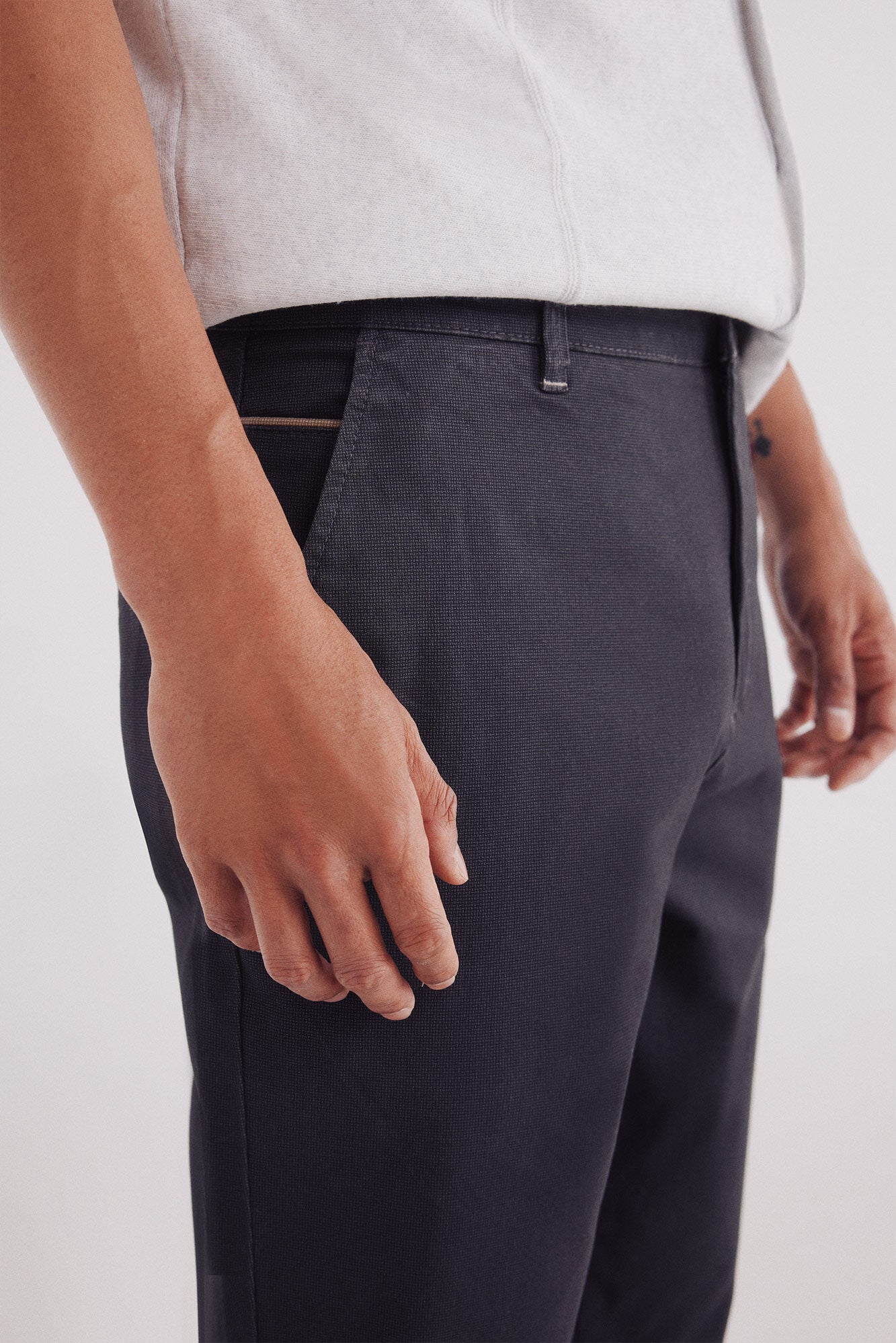 Springfield_Grey_Slim Fit Micro-Printed Chinos Pants_1552727_40_04
