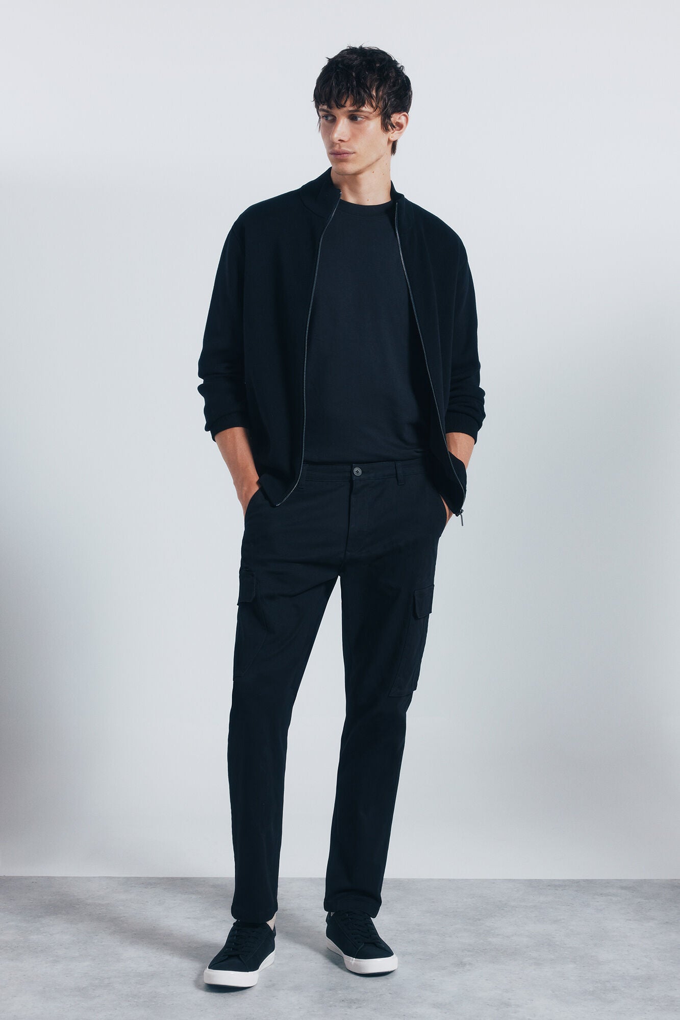 Springfield_Black_Slim Fit Cargo Trousers_1552730_01_01