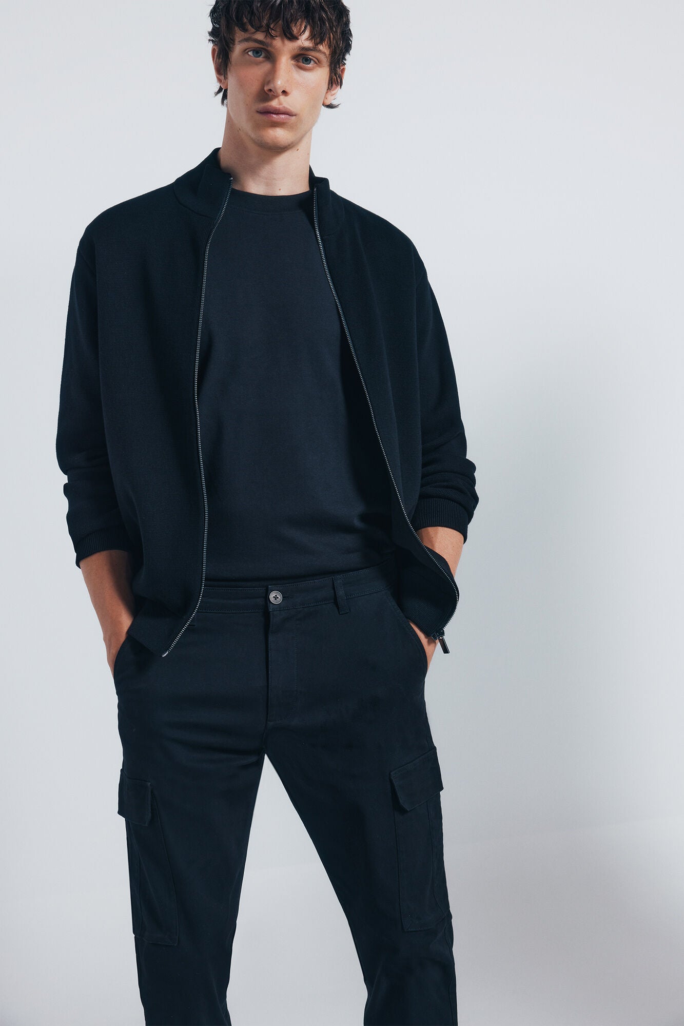 Springfield_Black_Slim Fit Cargo Trousers_1552730_01_03