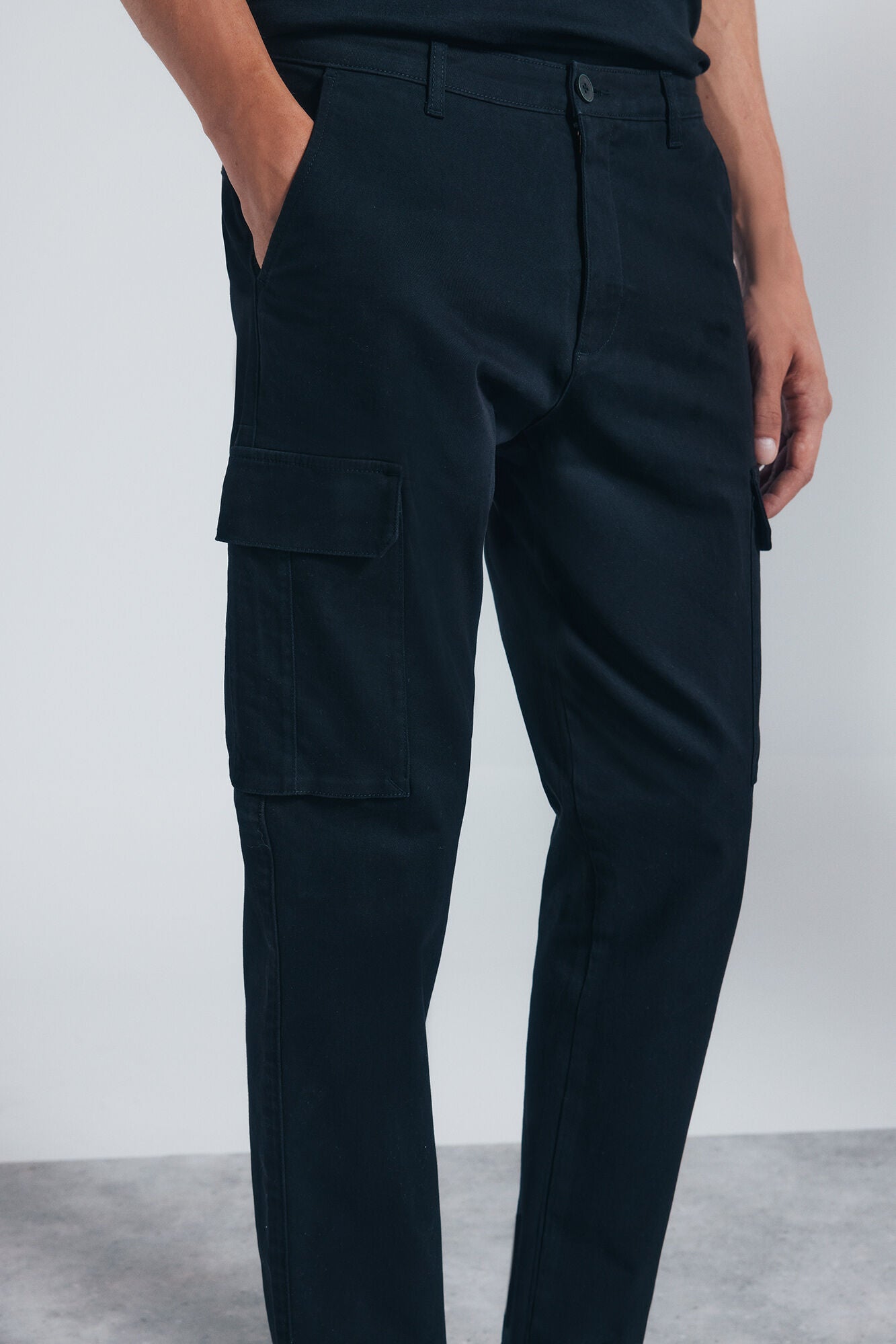 Springfield_Black_Slim Fit Cargo Trousers_1552730_01_04