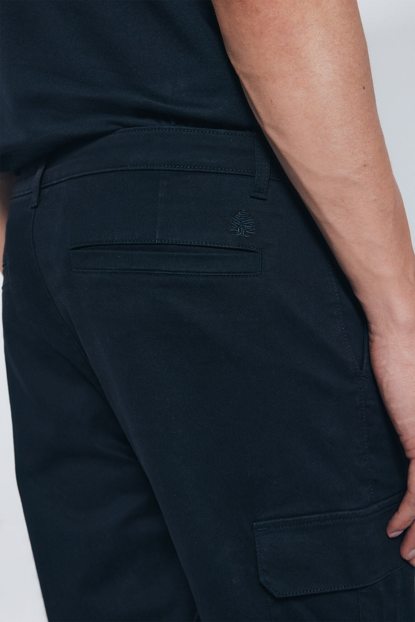 Springfield_Black_Slim Fit Cargo Trousers_1552730_01_05