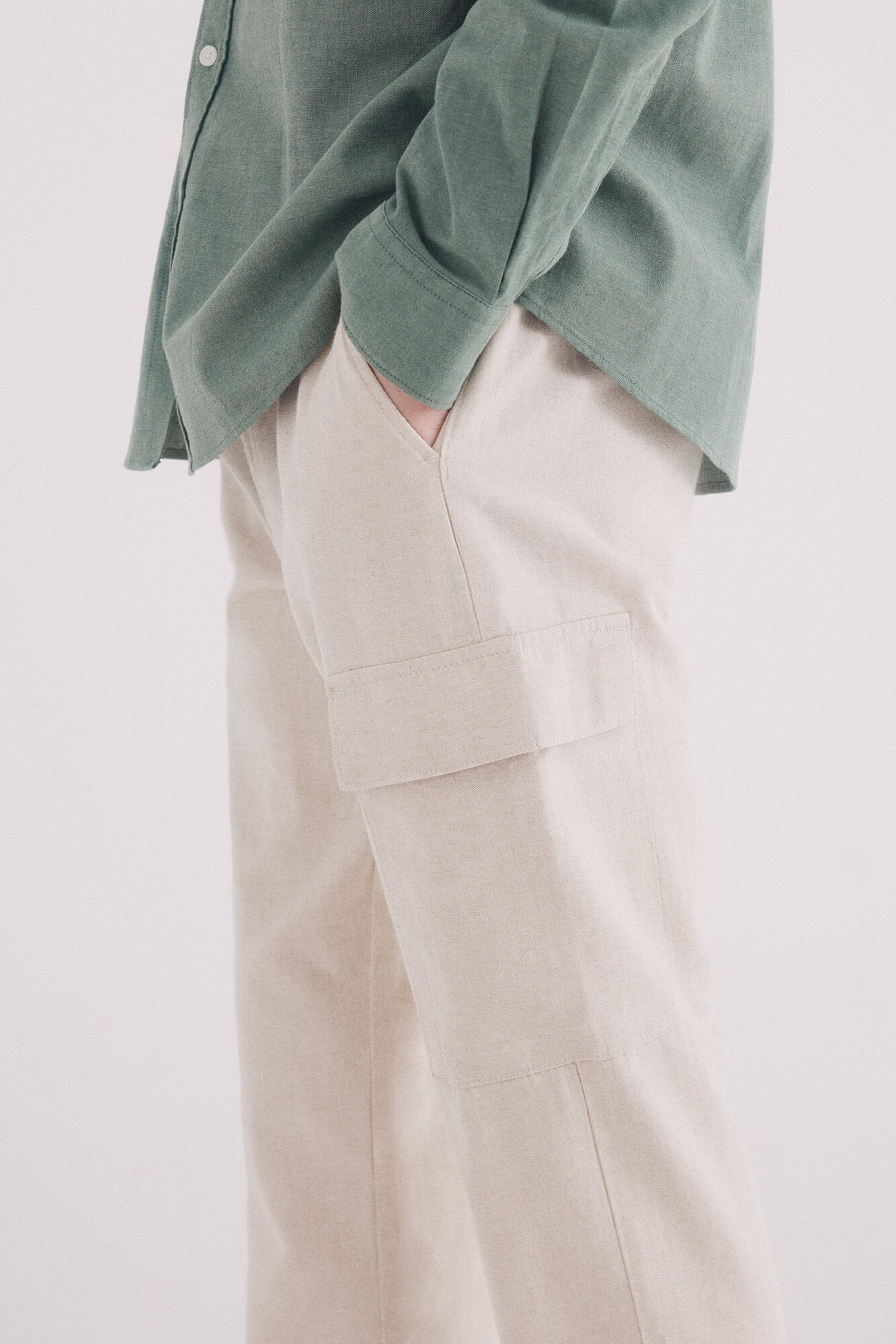 Springfield_Slim Fit Linen Cargo Trousers_1559352_97_02