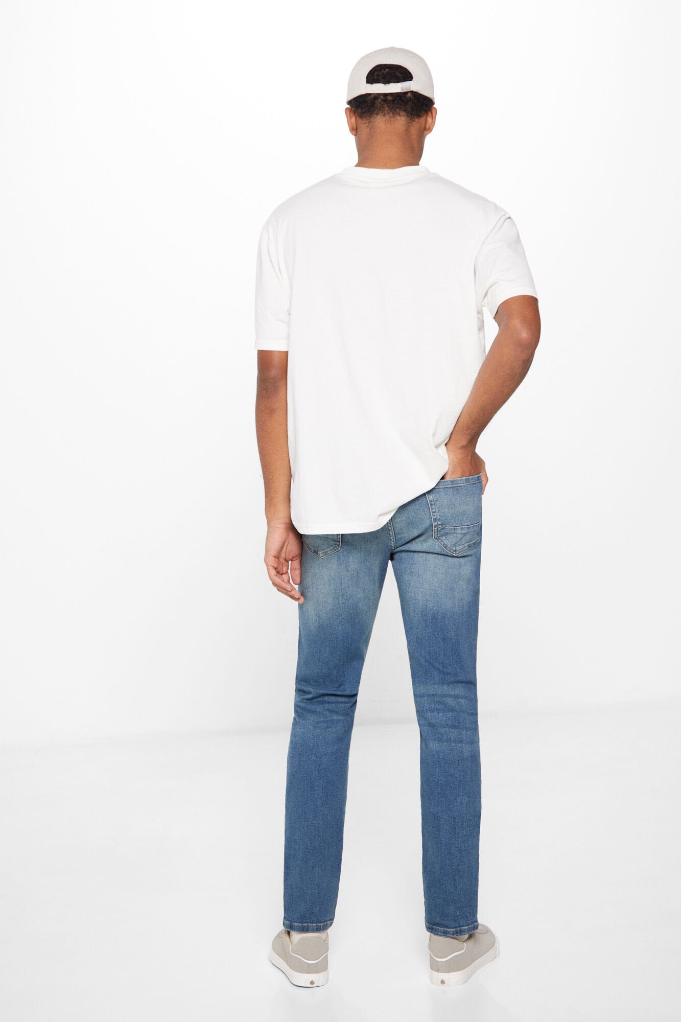 Light Wash Slim Fit Jeans_1757522_86_03