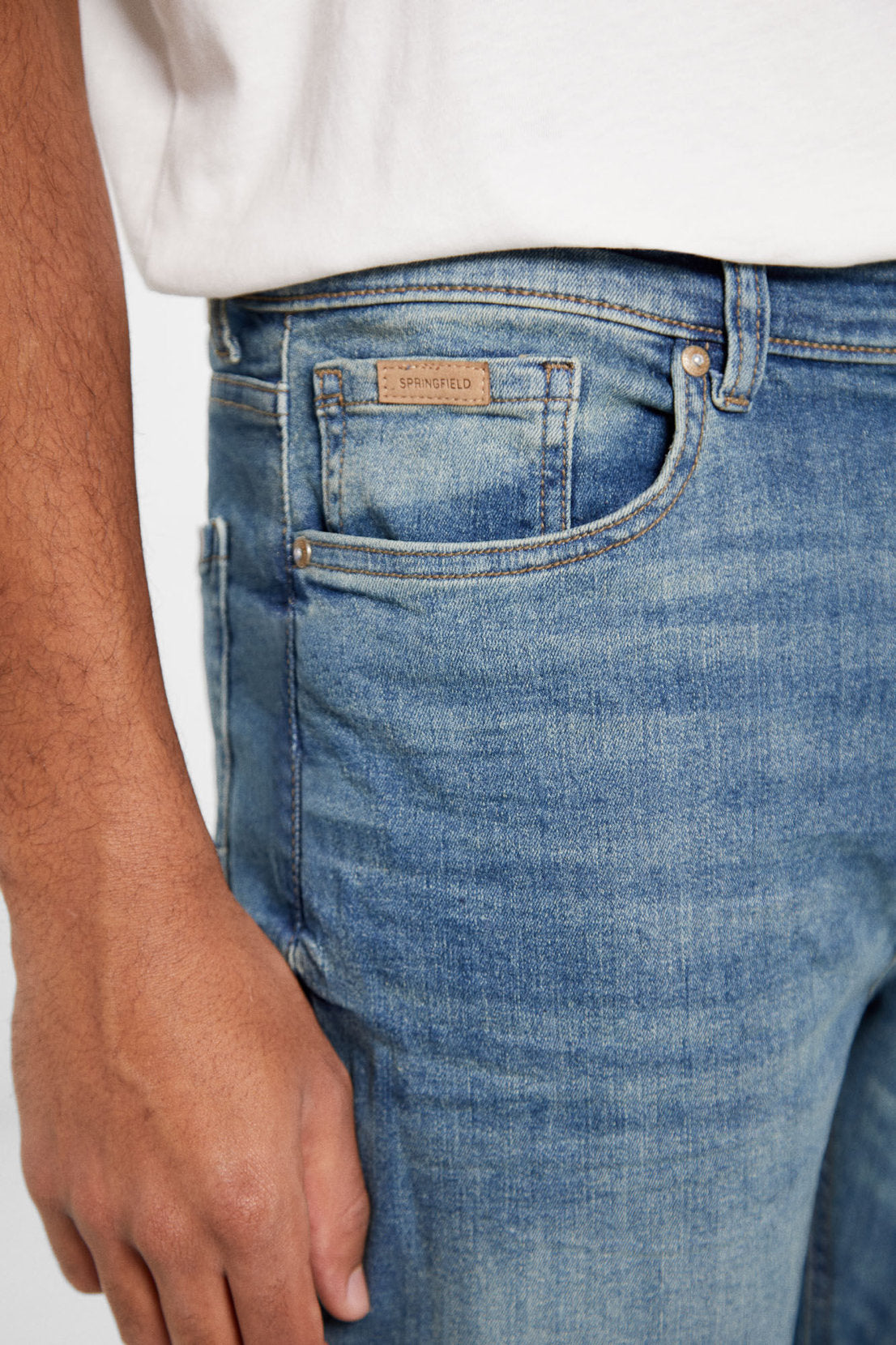 Light Wash Slim Fit Jeans_1757522_86_06