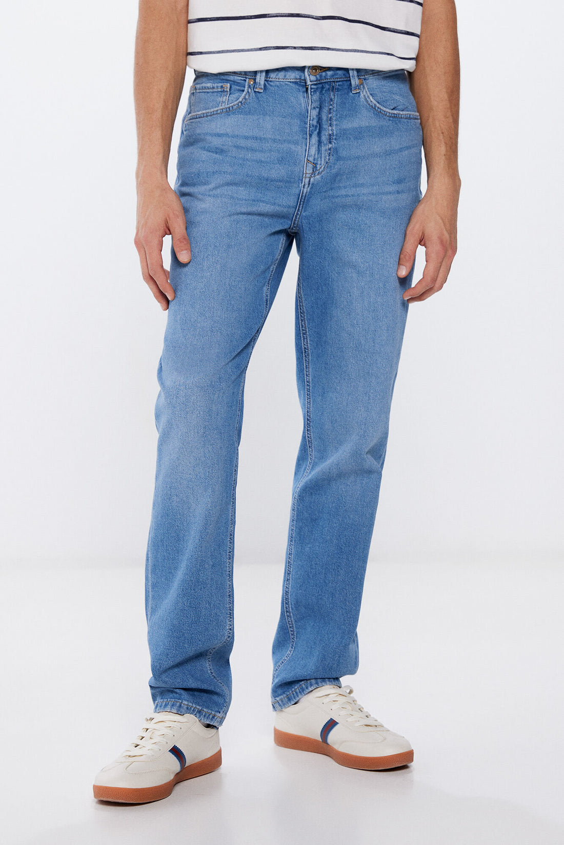 Light Wash Standard Fit Jeans_1757528_14_02