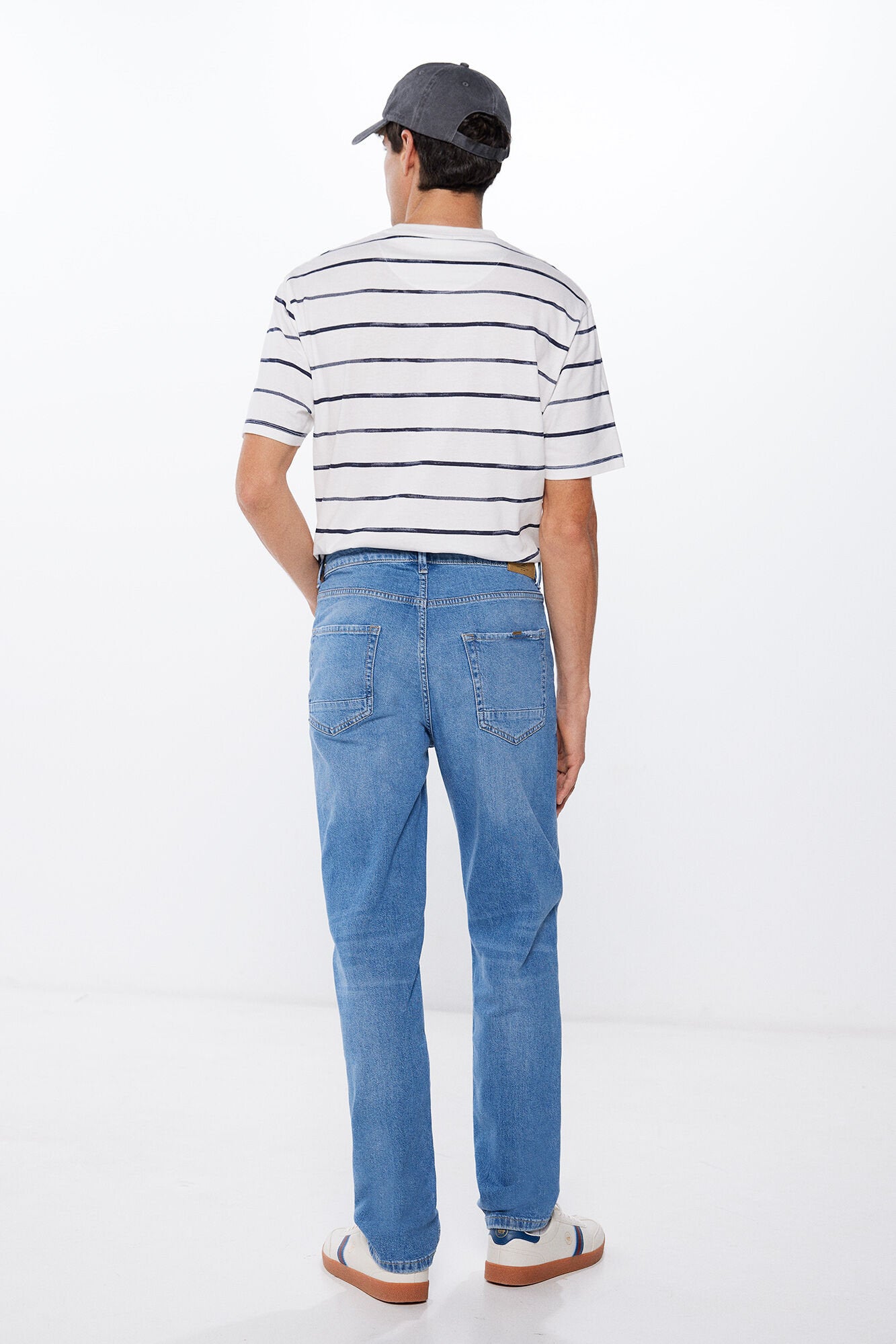 Light Wash Standard Fit Jeans_1757528_14_04