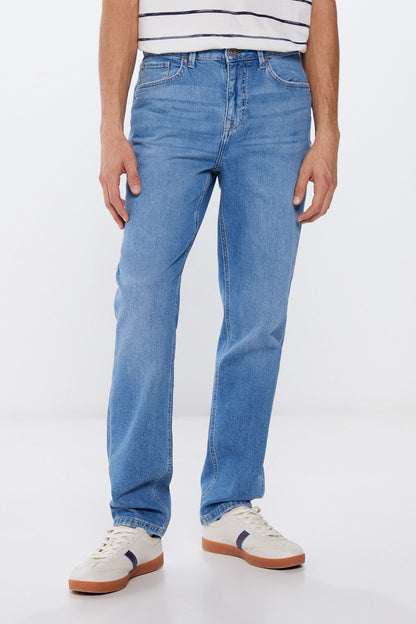 Light Wash Standard Fit Jeans_1757528_14_09