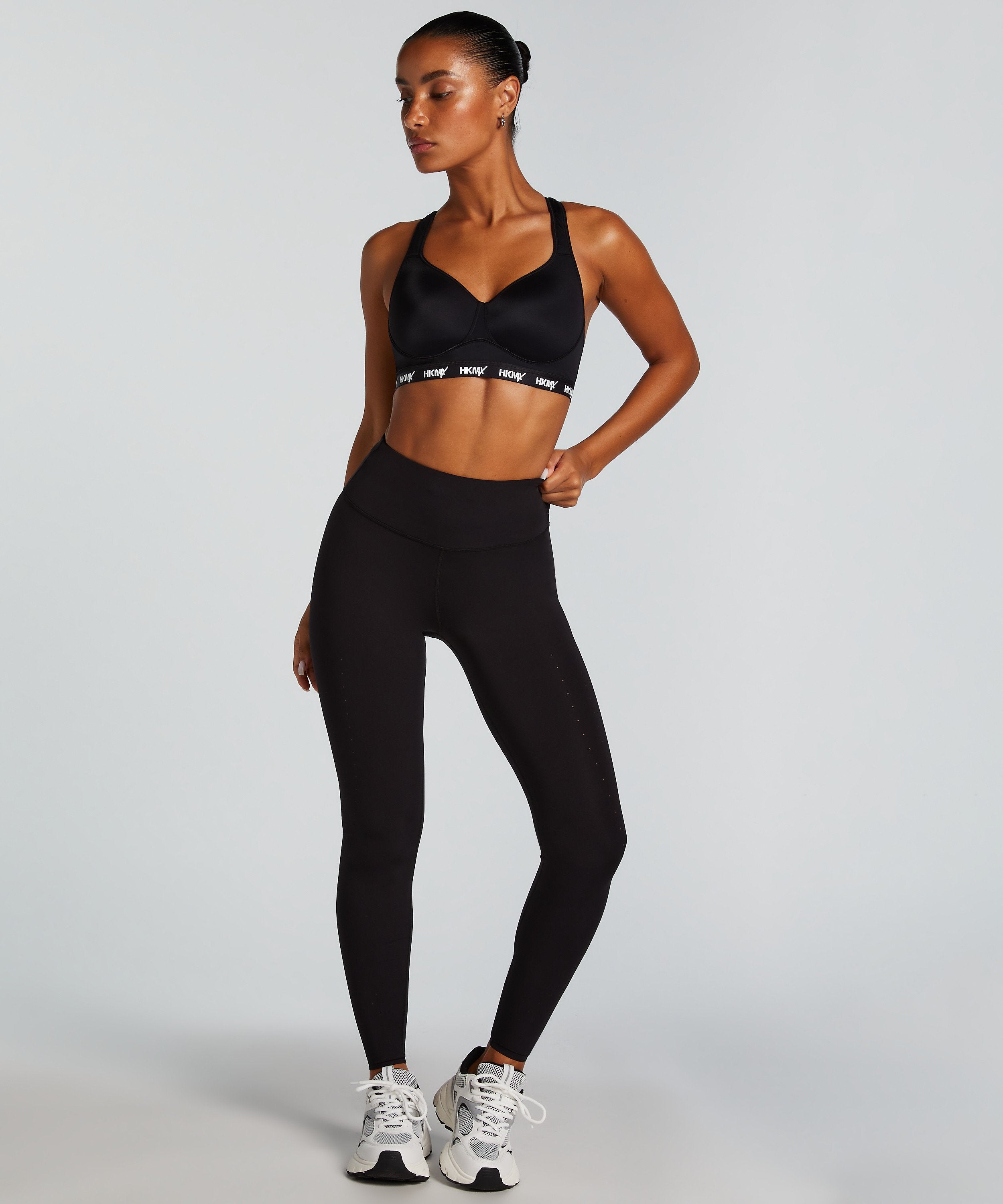 Hunkemoller_HKMX Sports Bra The ALL STAR Level 2 in Different Cup Sizes_175964_Black_03