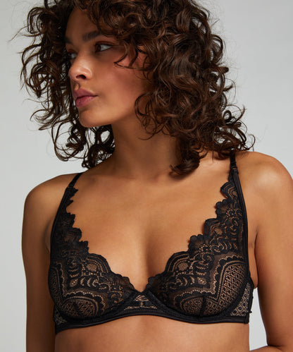 Lotta Up In Different Cup Sizes_199943_Caviar_04