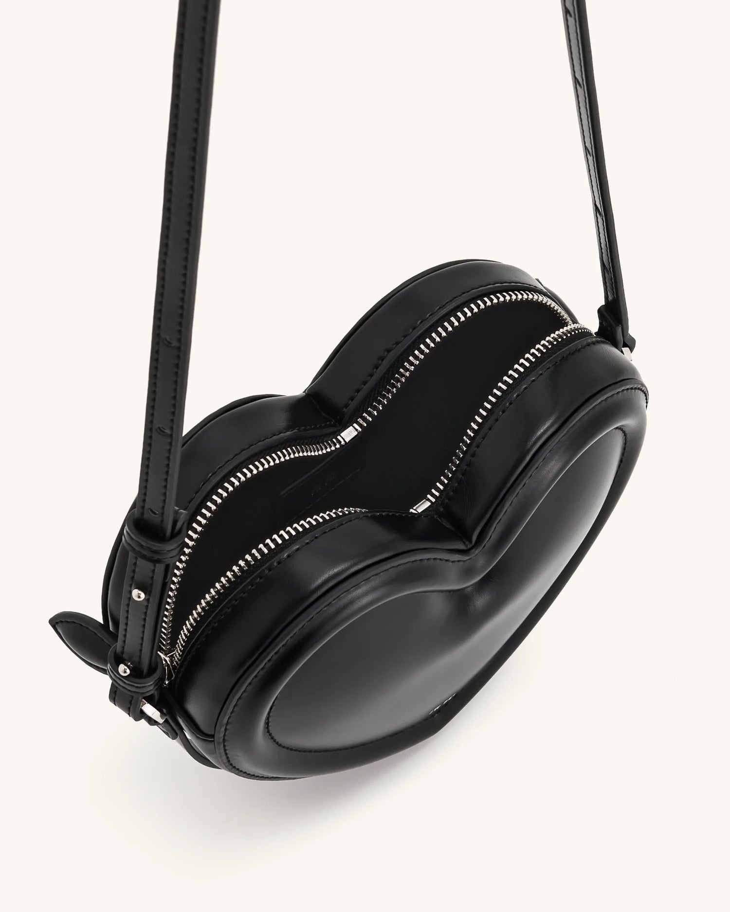 JW PEI_Black_Arlene Heart Shaped Bags_1C127-1_Black_04