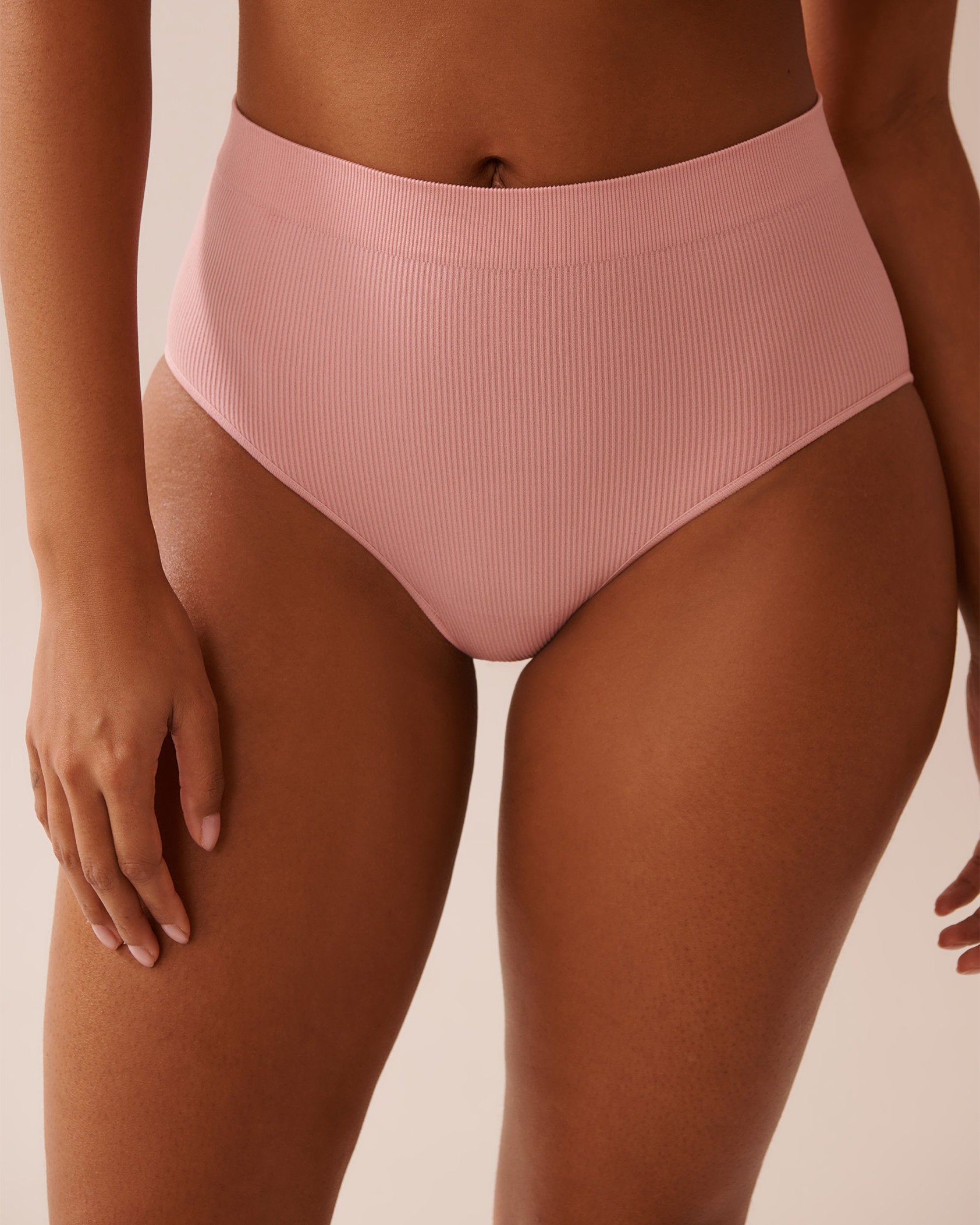 La Vie en Rose_Seamless Fabric Ribbed High Waist Bikini Panty_20200593_60134_01