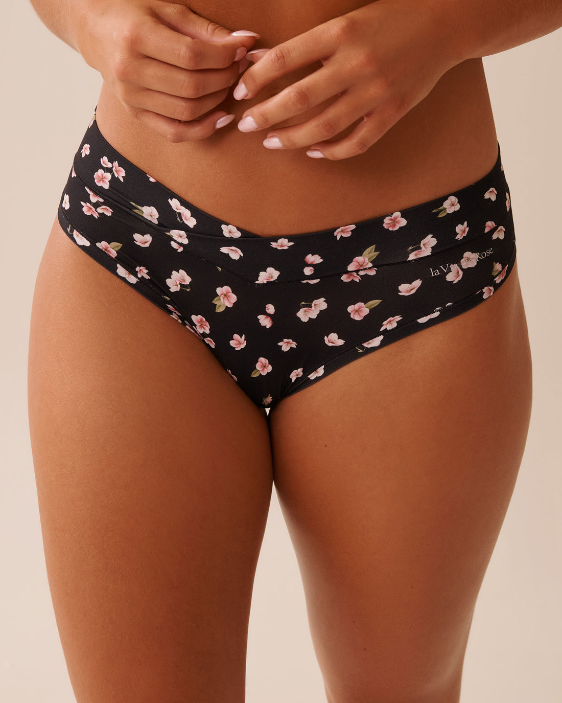 La Vie en Rose_Black Beauty Cherry Blossom_Perfect Fit Bikini Panty_20200672_P00440_01