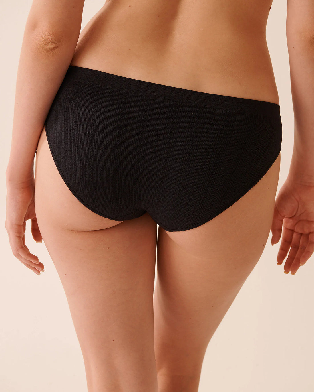 La Vie en Rose_Black Beauty_Seamless Fabric Pointelle Bikini Panty_20200710_00001_02