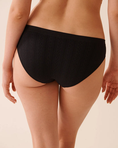 La Vie en Rose_Black Beauty_Seamless Fabric Pointelle Bikini Panty_20200710_00001_02