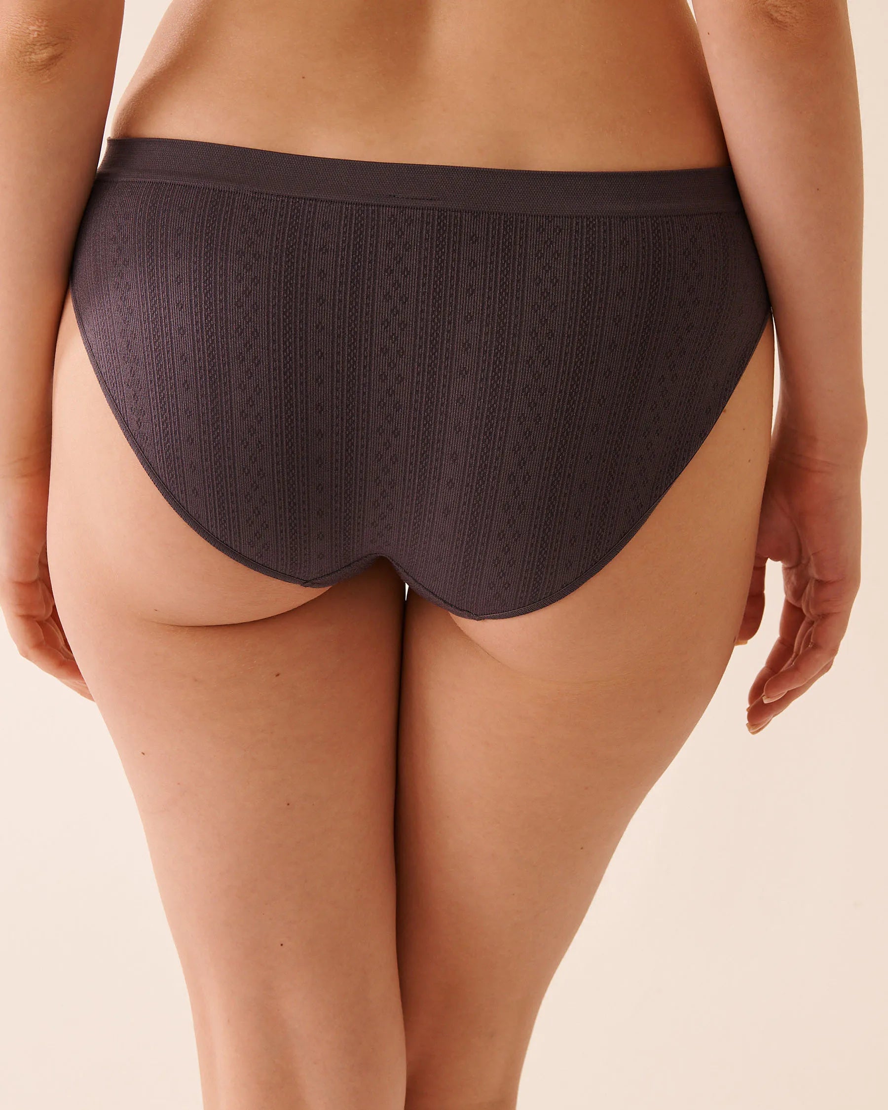 La Vie en Rose_Periscope_Seamless Fabric Pointelle Bikini Panty_20200710_00049_02