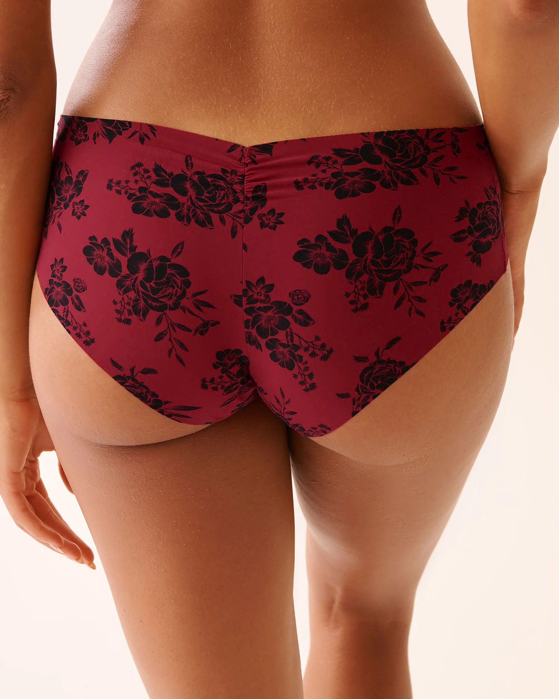 La Vie en Rose_Savvy Red Bouquet_Microfiber Invisible Hiphugger Panty_20200718_P60424_02
