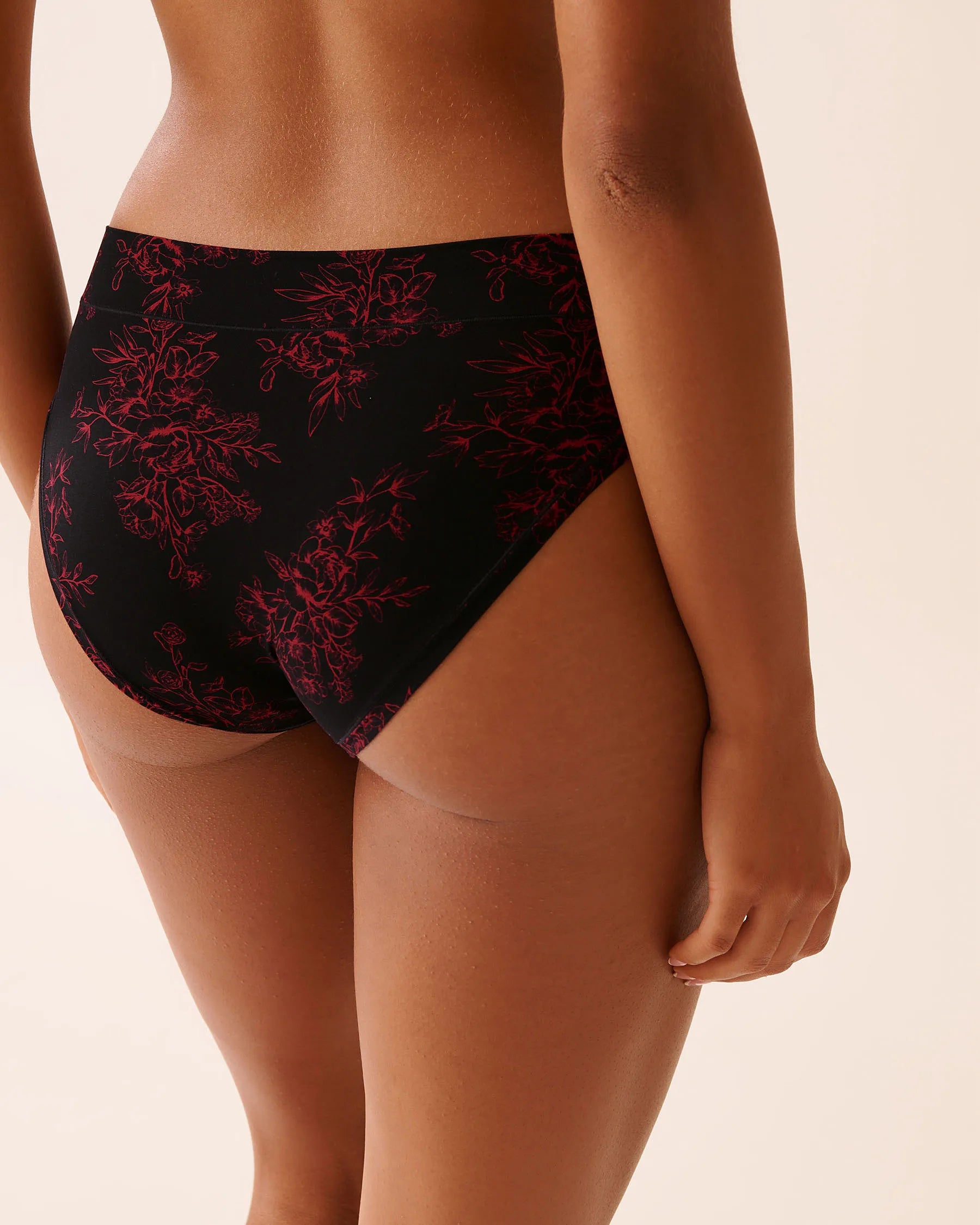 La Vie en Rose_Black Beauty &amp;Savvy Red Floral_Perfect Fit Bikini Panty_20200728_P00474_02