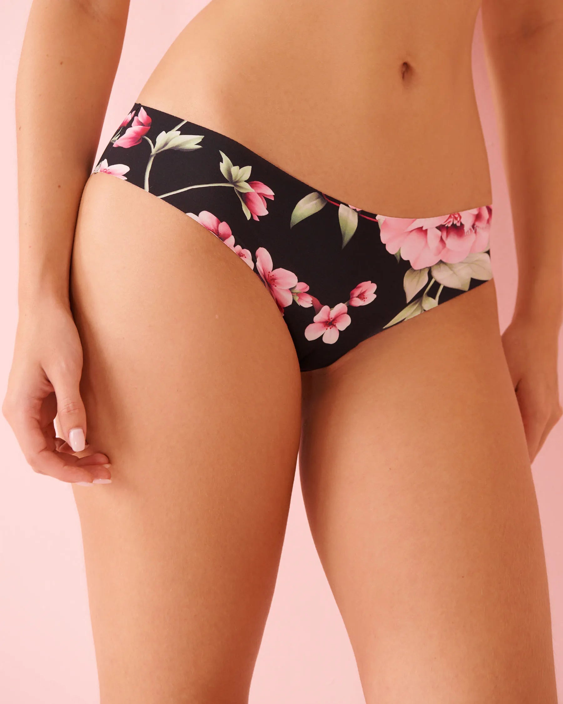 La Vie en Rose_Black &amp; Pink Flowers_Microfiber Invisible Cheeky Panty_20200744_P00489_01