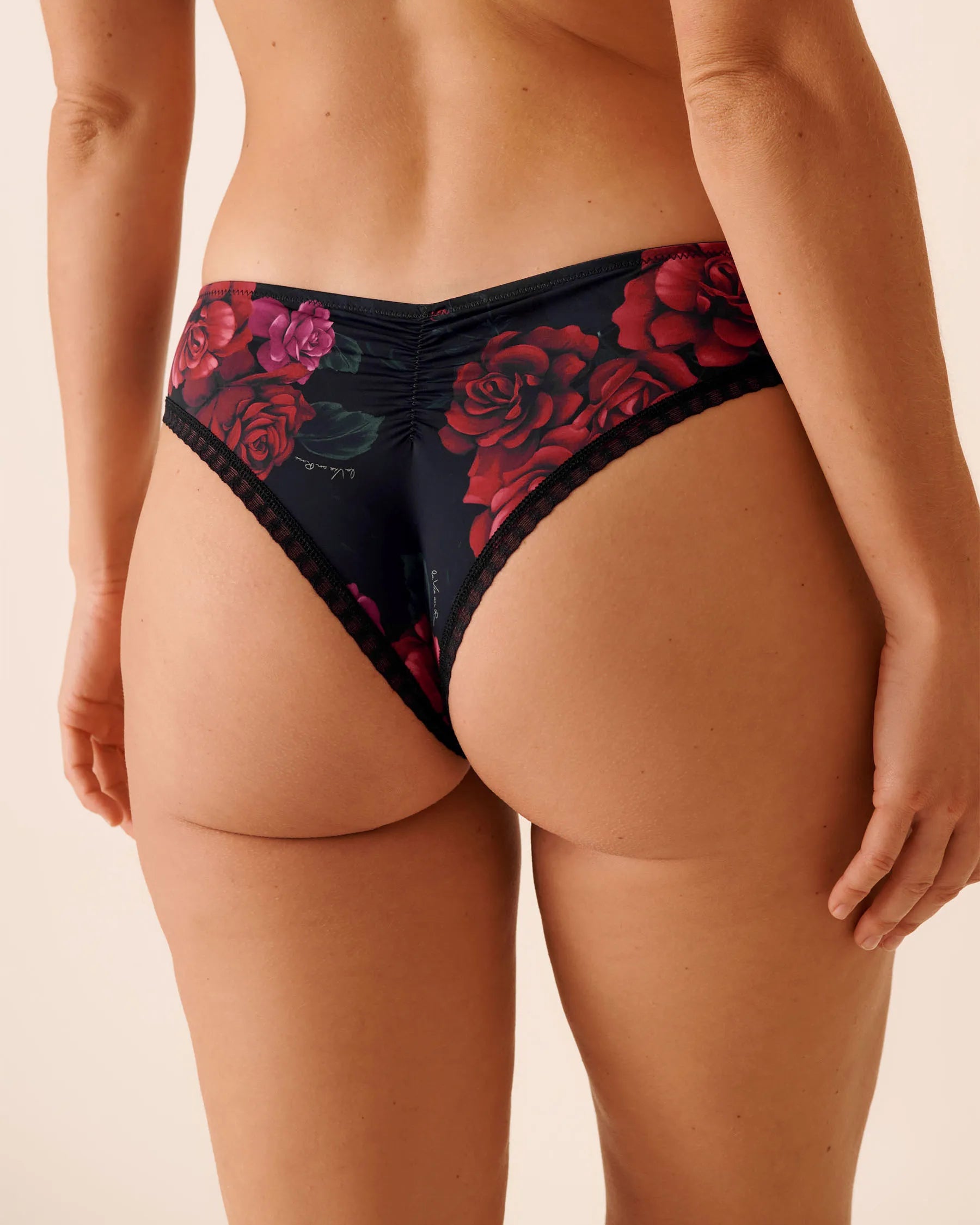 La Vie en Rose_Red Roses &amp; Lver_Microfiber and Scalloped Lace Cheeky Panty_20300461_P00479_05