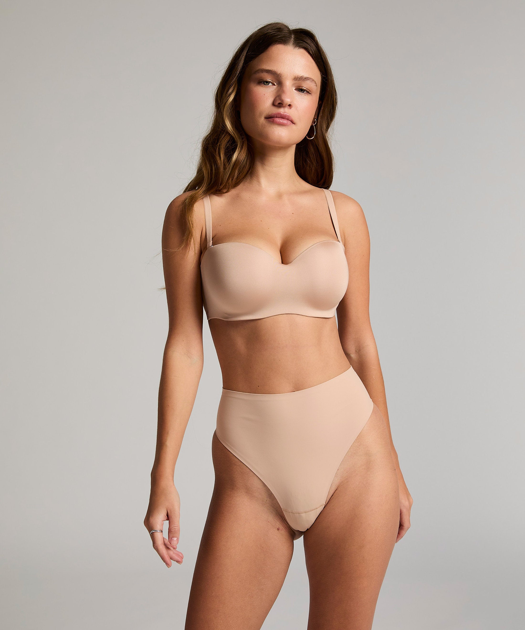Hunkemoller_Smooth Padded Underwired Strapless Push-Up Bra in Different Cup Sizes_206739_Rugby Tan_03