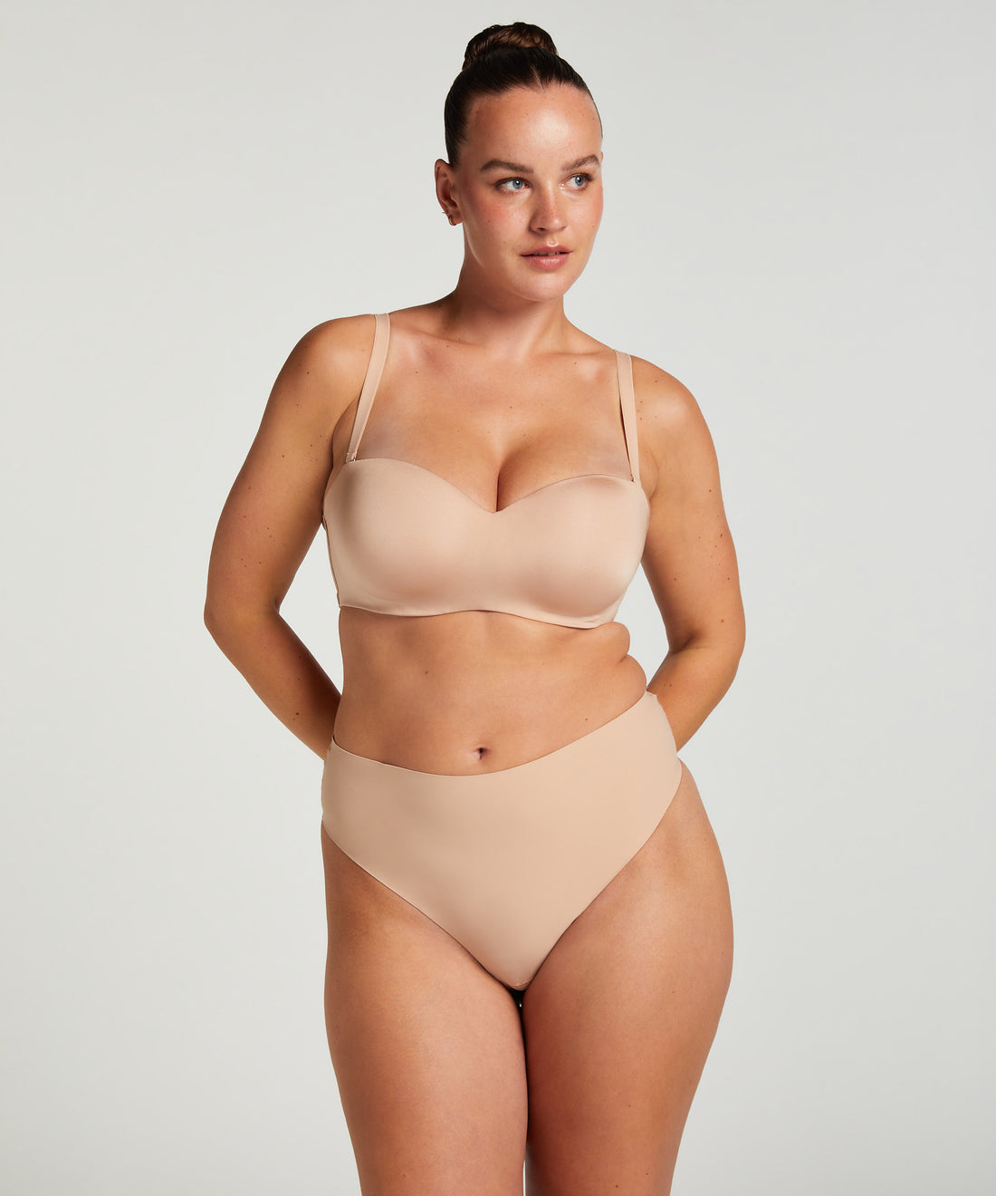 Hunkemoller_Smooth Padded Underwired Strapless Push-Up Bra in Different Cup Sizes_206739_Rugby Tan_05