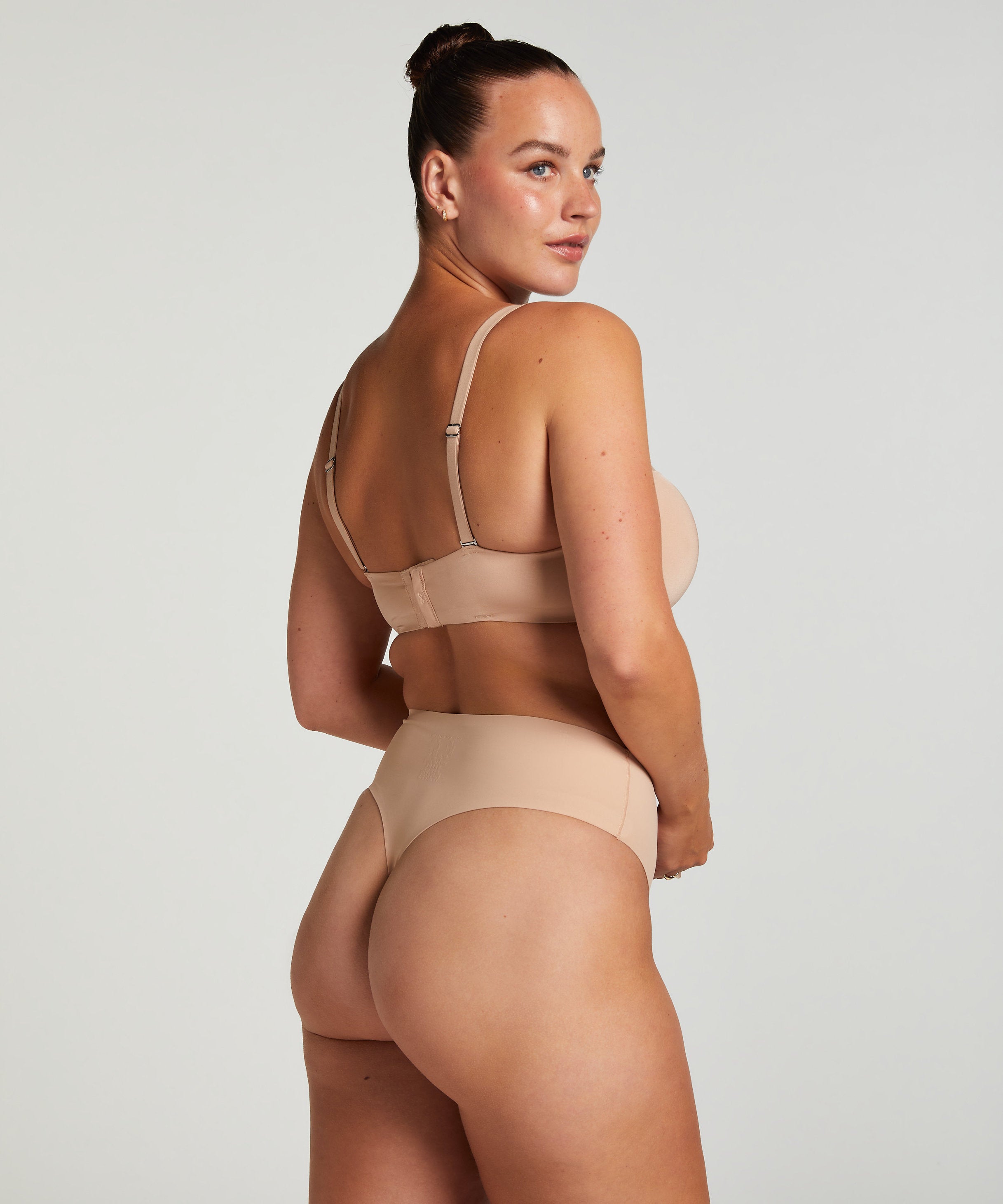 Hunkemoller_Smooth Padded Underwired Strapless Push-Up Bra in Different Cup Sizes_206739_Rugby Tan_06
