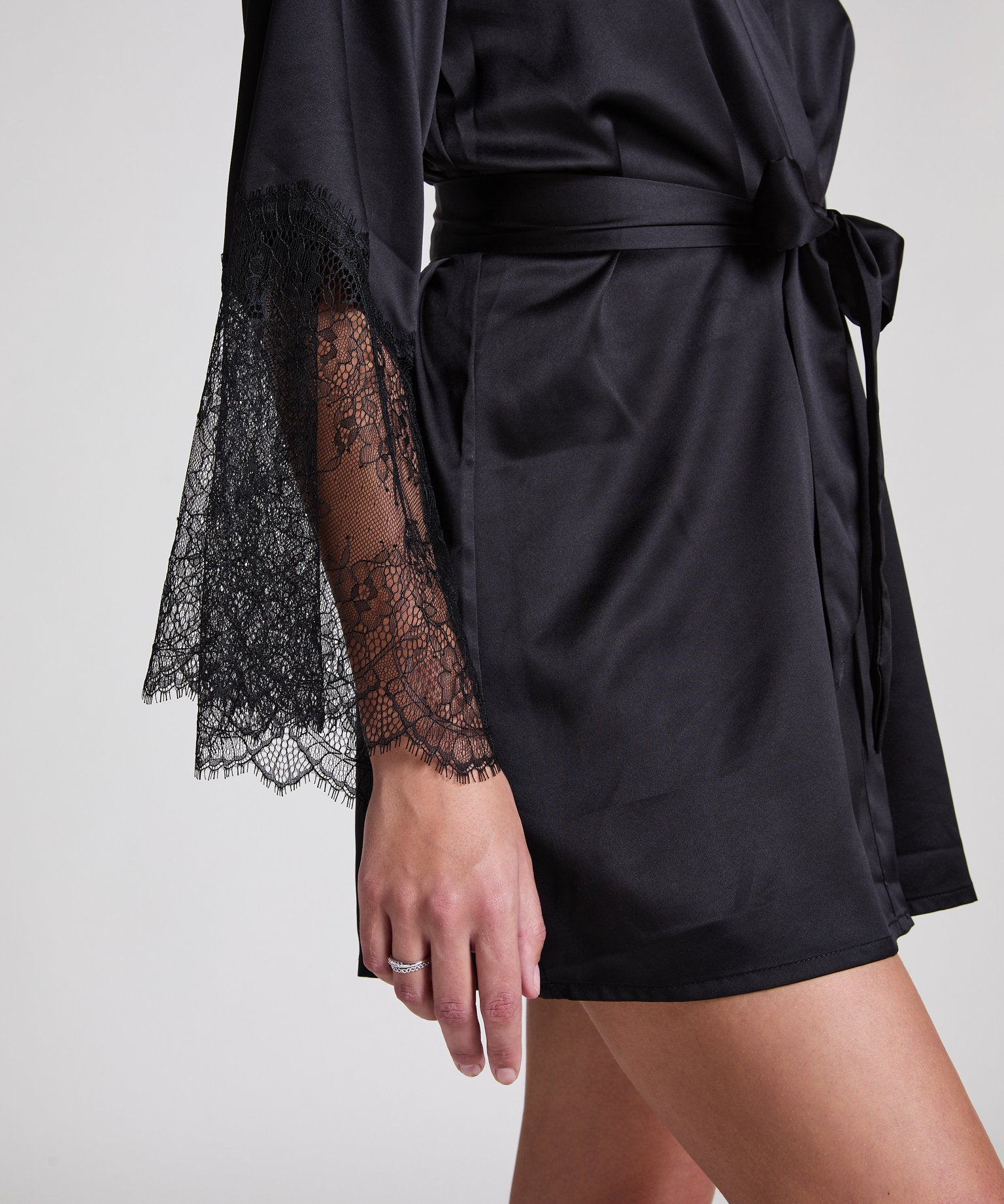 Hunkemoller_Satin Kimono_207210_Caviar_02