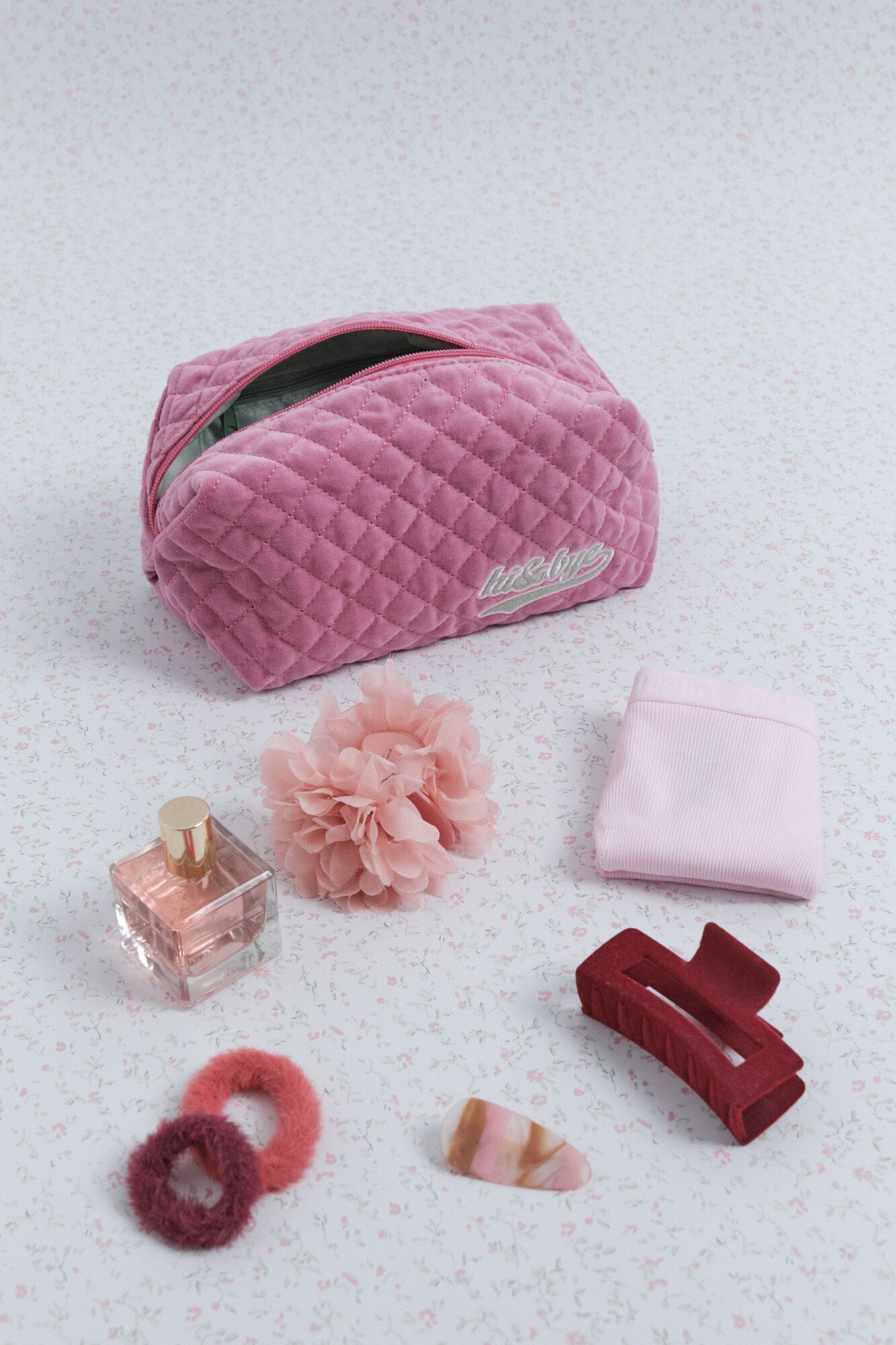 Women Secret_Pink_Pink Velvet Velvet Vanity Case with Embroidered Logo_2142573_71_03