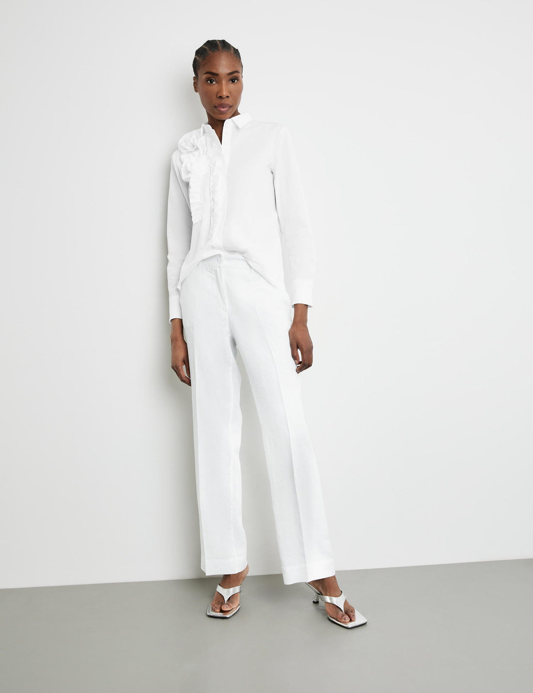White linen trousers for women. Shop in Kuwait, KSA, UAE, and Qatar. بنطلون ابيض