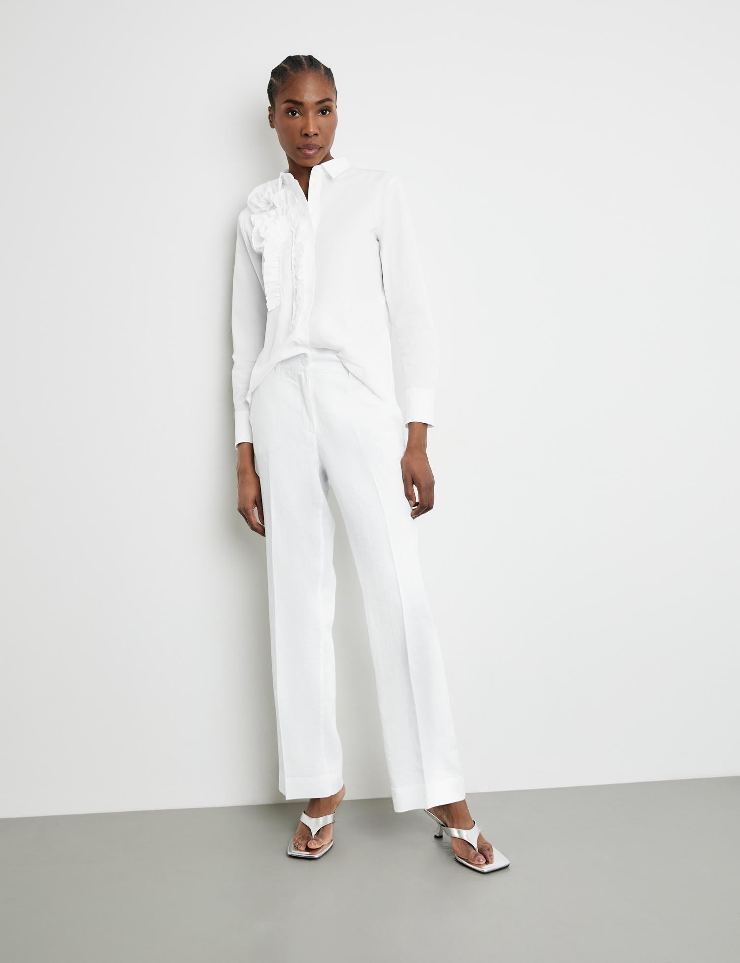 White linen trousers for women. Shop in Kuwait, KSA, UAE, and Qatar. بنطلون ابيض 