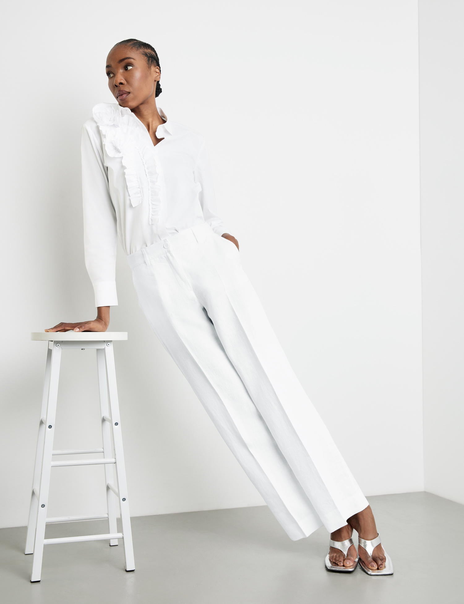 Mirja Wide Leg Linen Trousers With An Elasticated Waistband_222023-66225_99600_05