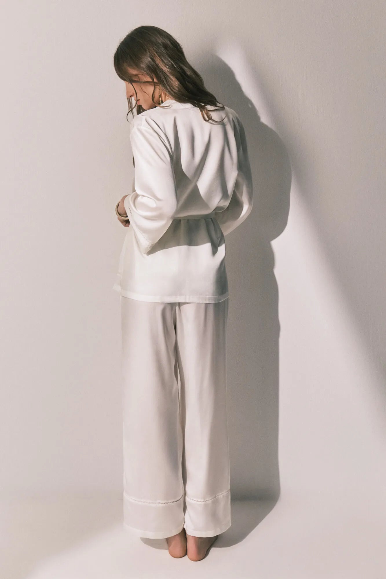 Women Secret_Ivory_Long Pyjama and Satin Robe Set in White_2543698_96_07