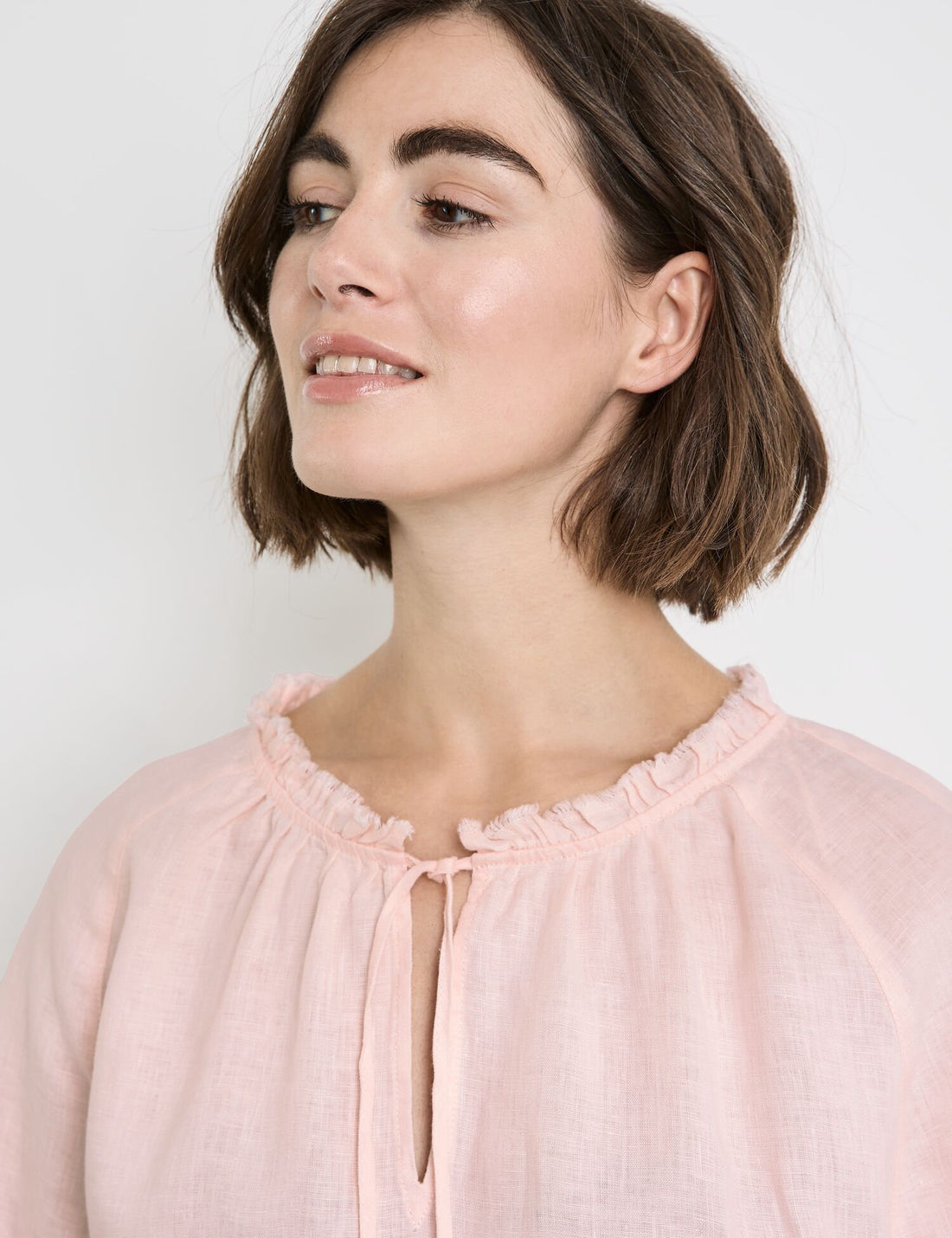 Blouse With 3/4-Length Sleeves And A Frilled Collar_260020-66435_30915_02