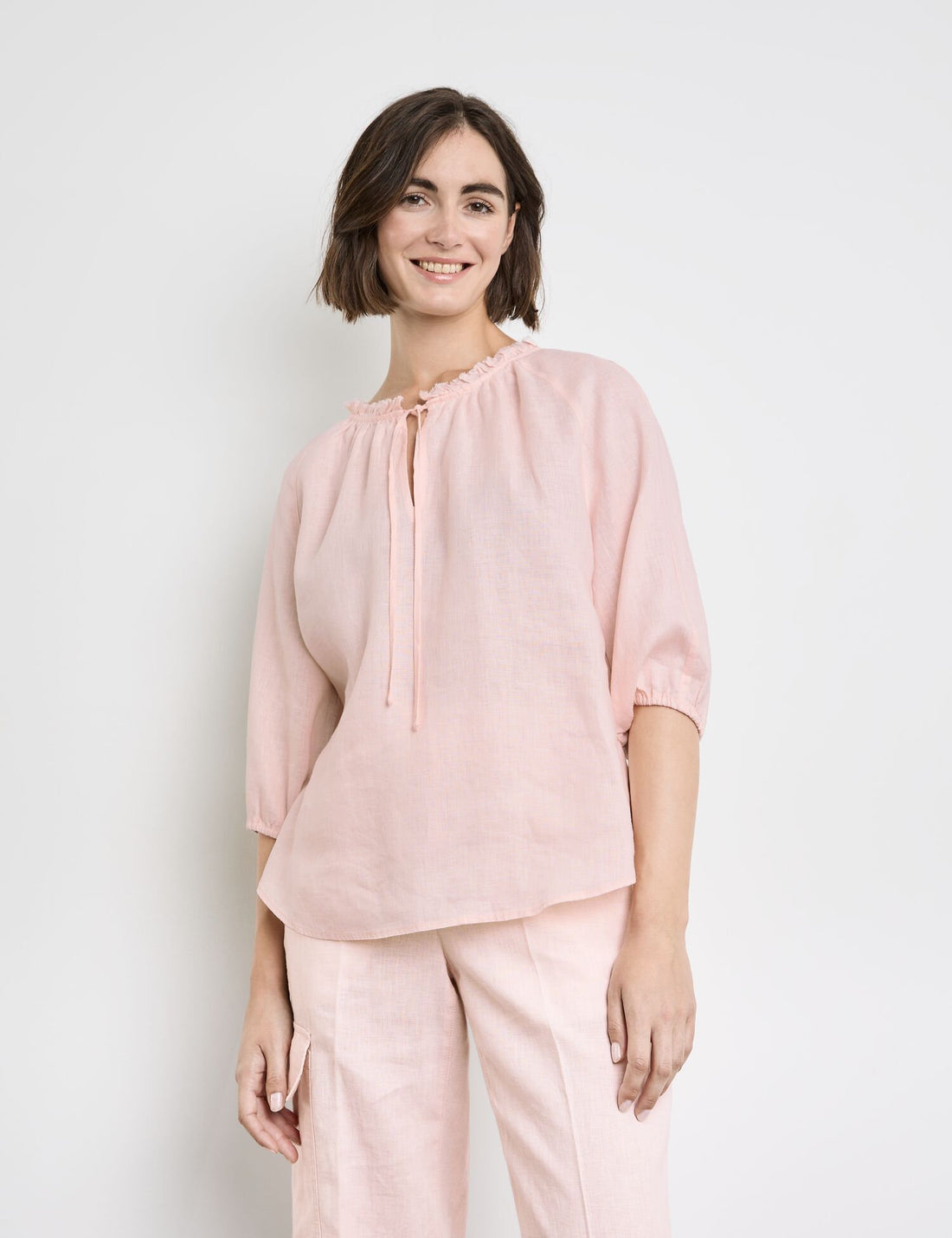 Blouse With 3/4-Length Sleeves And A Frilled Collar_260020-66435_30915_03