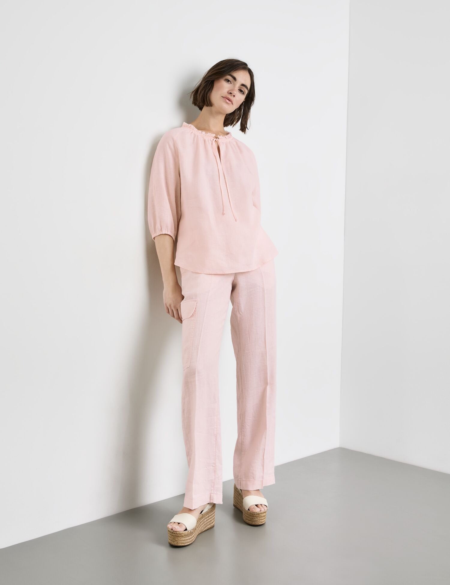 Blouse With 3/4-Length Sleeves And A Frilled Collar_260020-66435_30915_05
