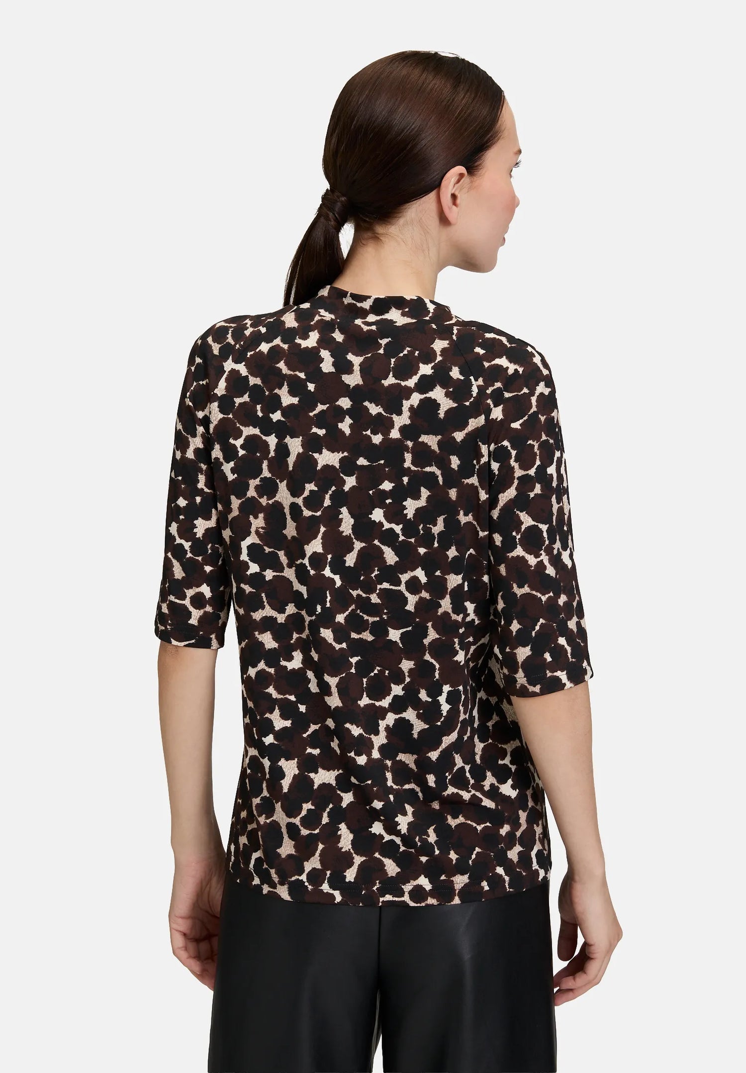 Betty Barclay_Brown/Beige_Print Shirt with Stand-Up Collar_2632-1617_7871_03