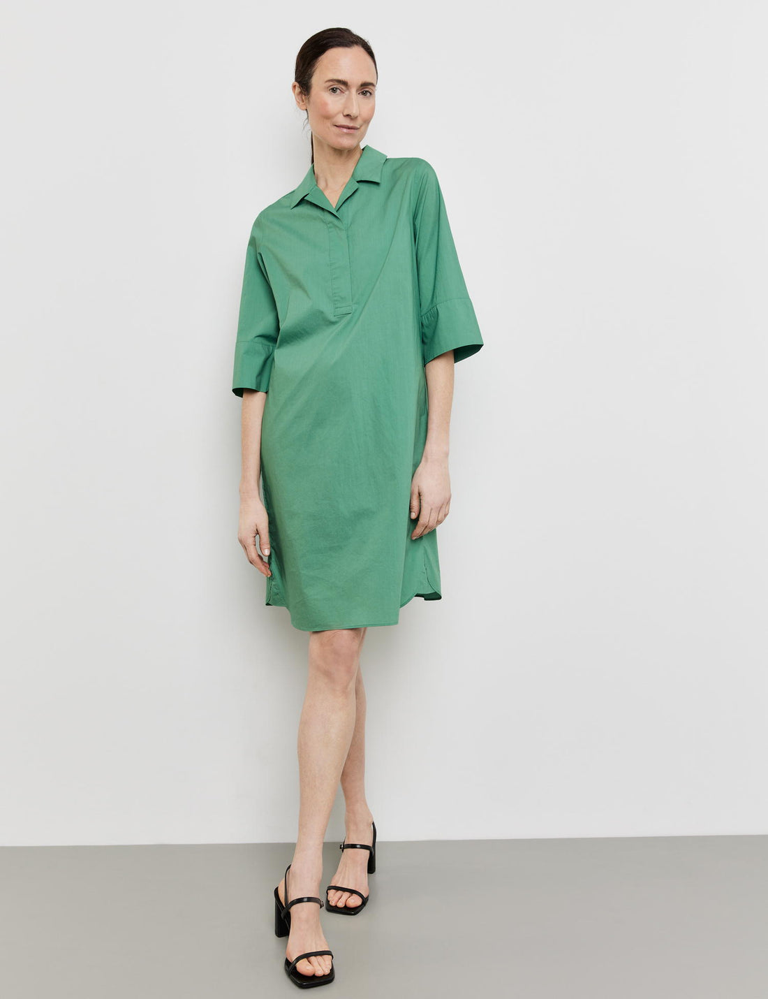 Casual Linen Dress With An Inverted Pleat_285045-66449_50946_01