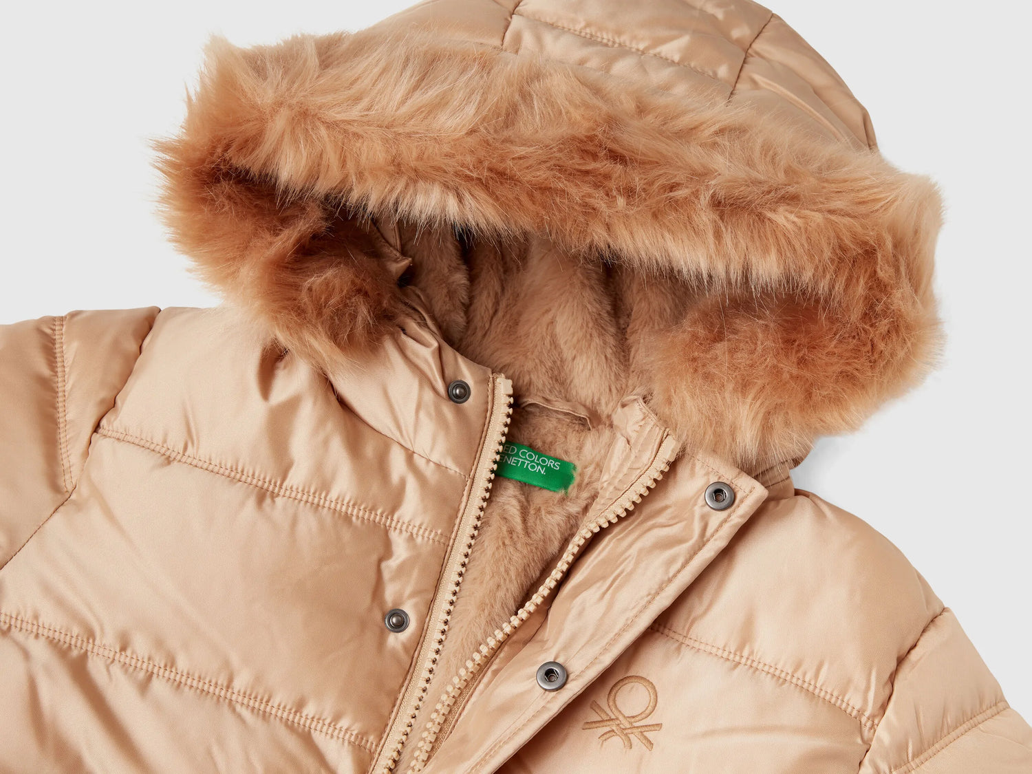 Benetton_Beige_Long Padded Jacket in Glossy Nylon_2SVKCN05V_1K3_03