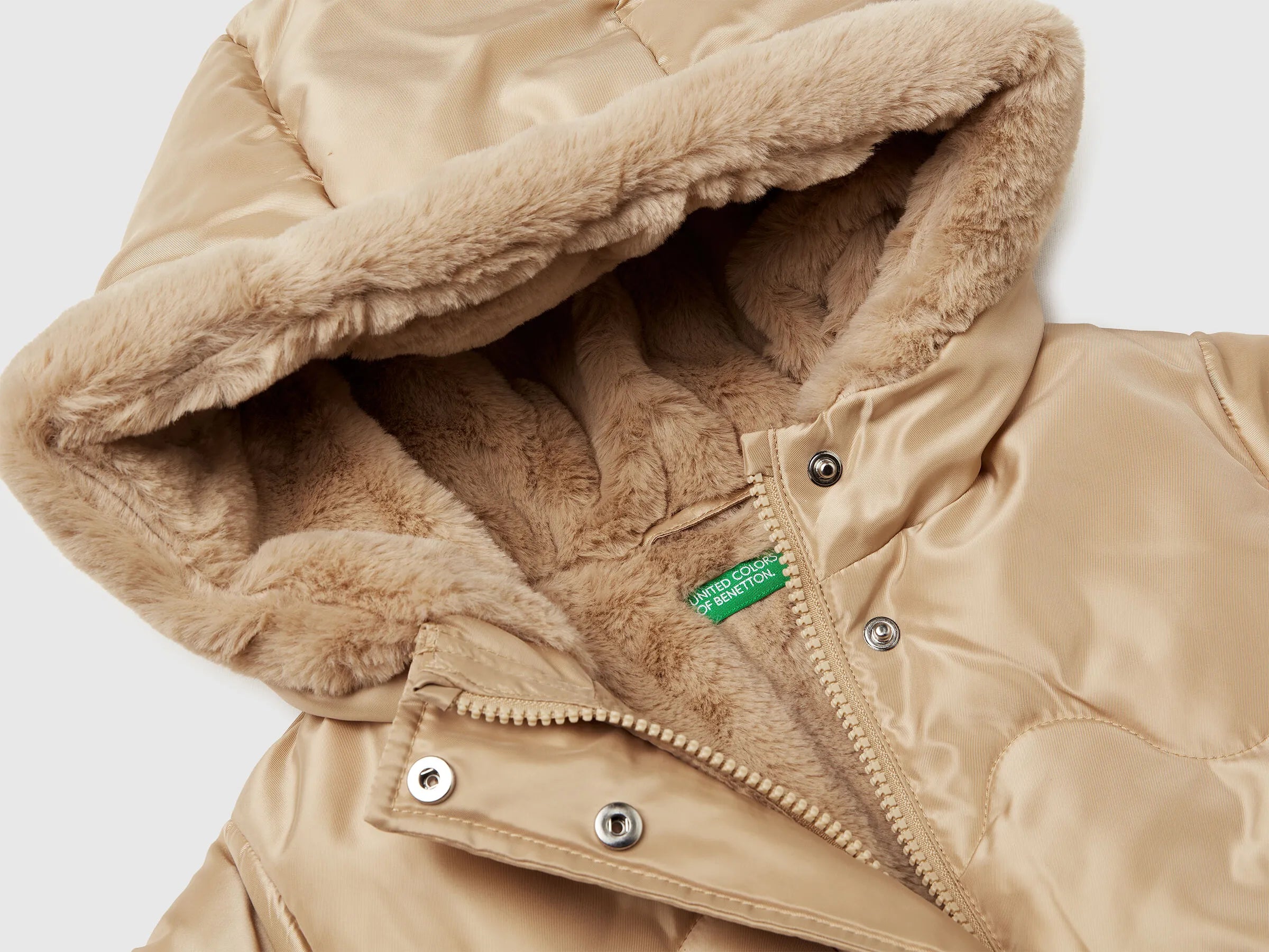Benetton_Beige_Shiny Nylon Jacket_2SVKGN045_1K3_03