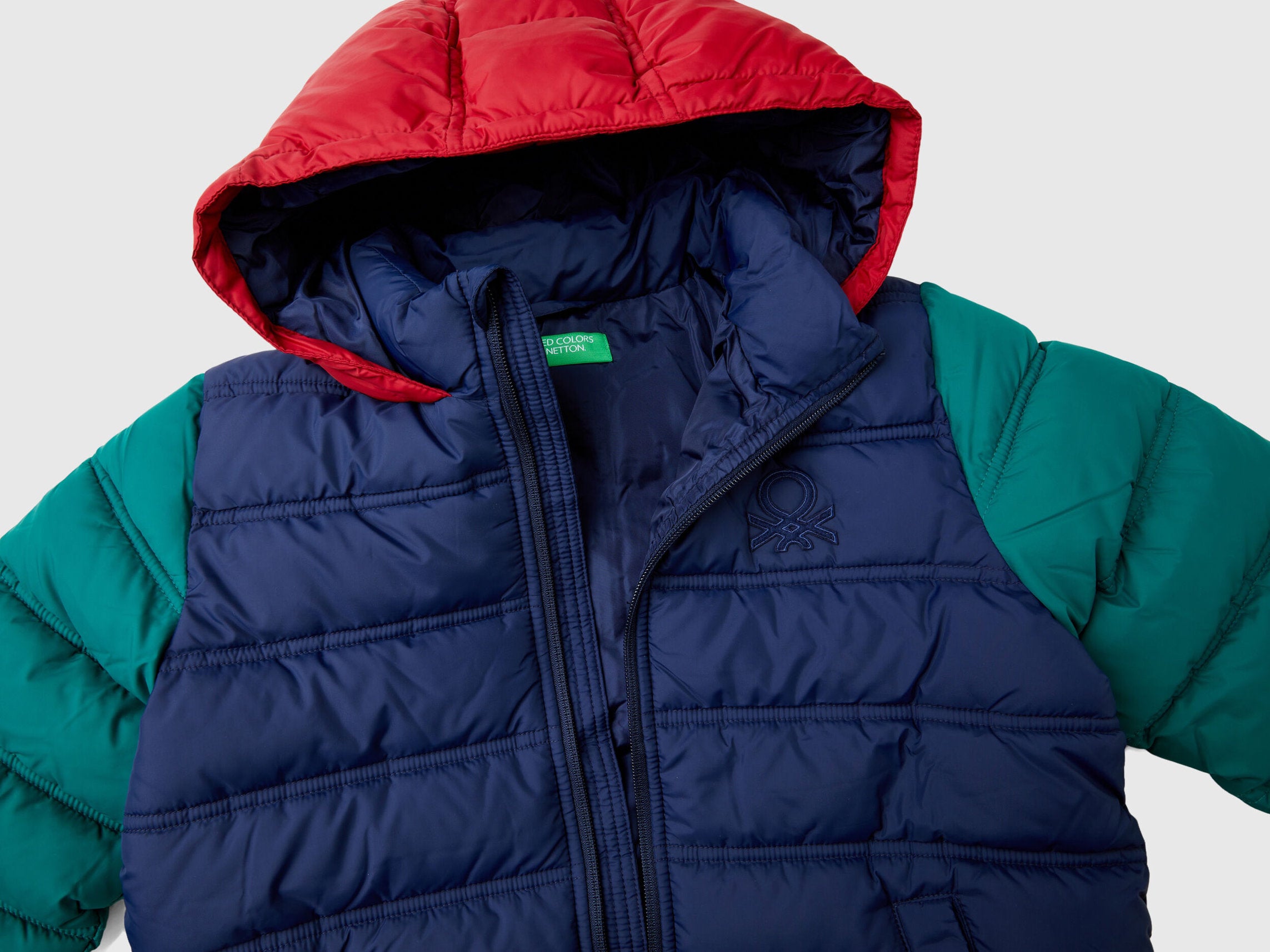 Puffer Jacket with Hood and Logo_2WU0CN016_902_03